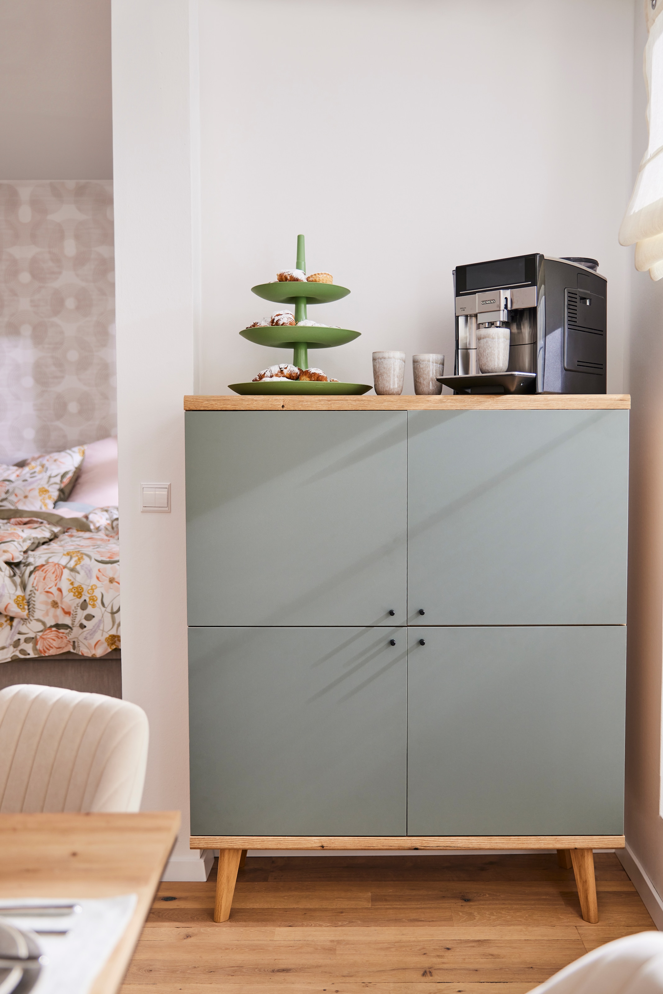 INOSIGN Highboard »MAVAS«, in moderner Trendfarbe, Griffe aus Metall (Schwarz), Höhe 134 cm