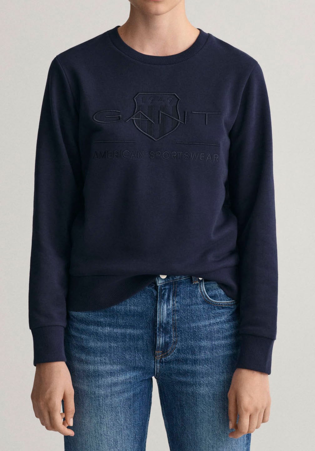 Das Allerbeste ♕ Gant »REG Archive kaufen SHIELD der Sweatshirt mit C-NECK TONAL glänzendem versandkostenfrei Shield-Emblem Brust auf SWEAT«