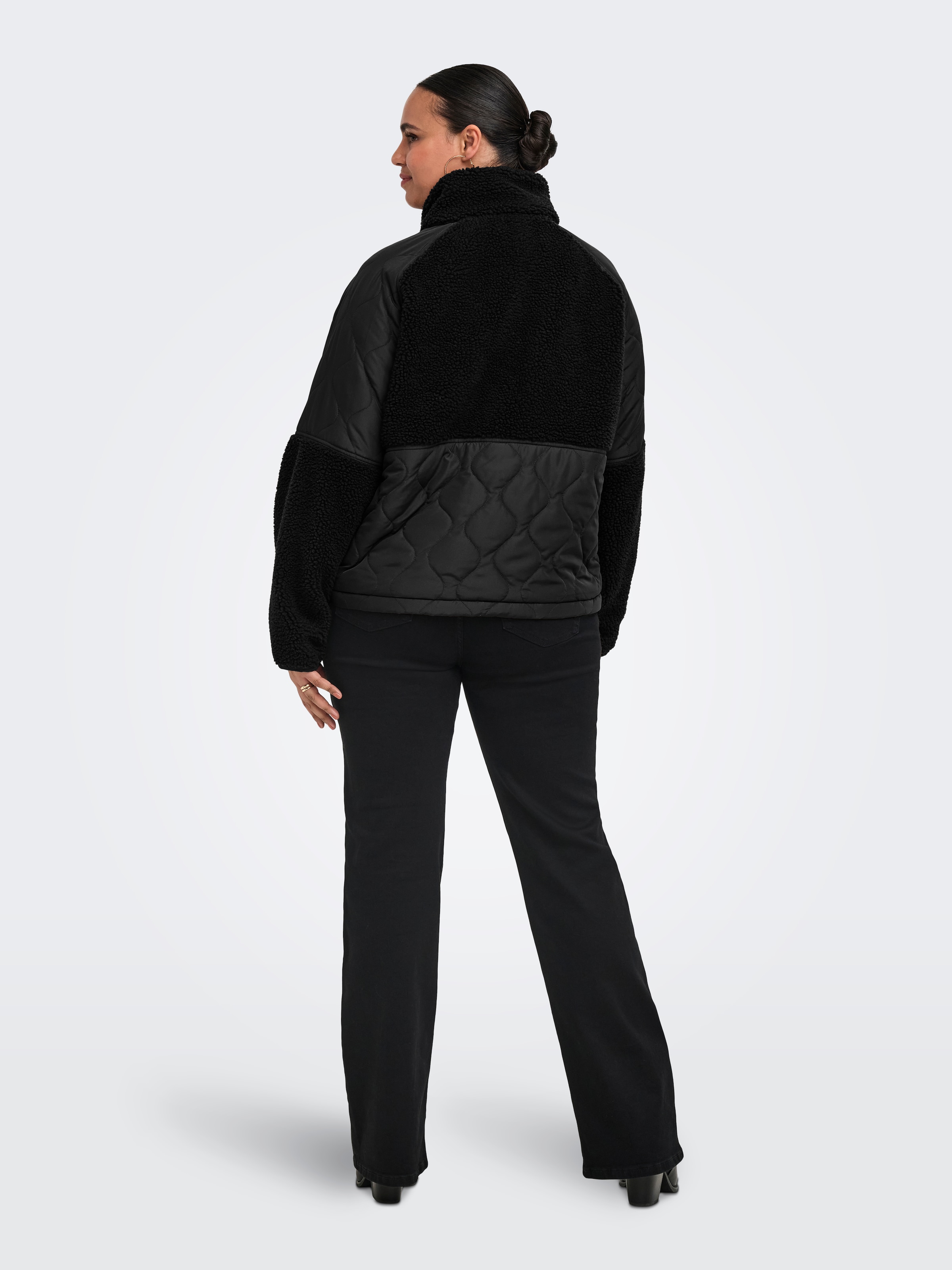 ONLY CARMAKOMA Veste matelassée »CAROHIO QUILT MIX FLEECE SHORT OTW« mélange de matériaux : matelassé et peluche teddy