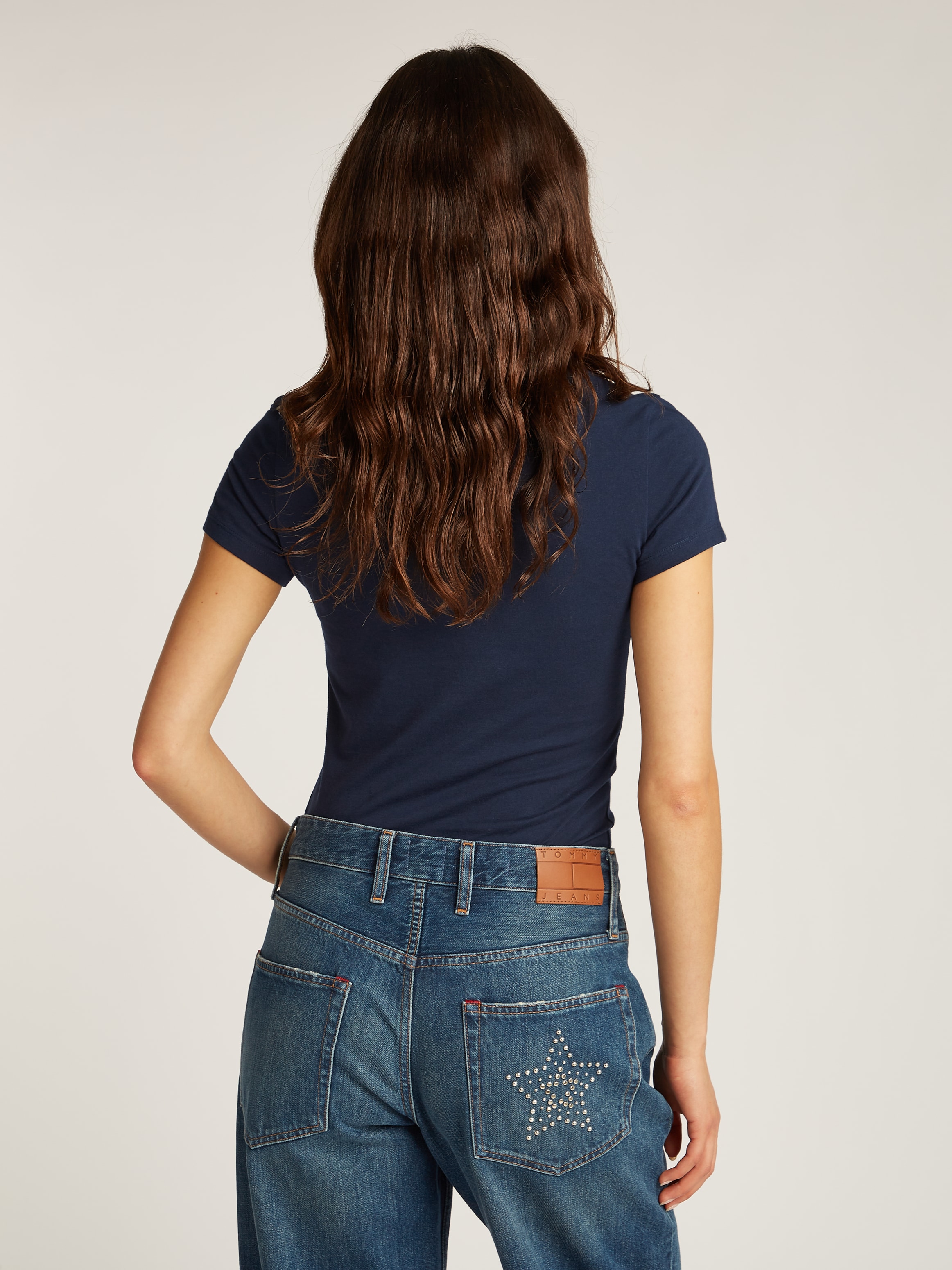 Tommy Jeans Curve Rundhalsshirt »Shirt TJW SLIM ESSENTIAL«, in Grossen Grössen, Logo-Print auf Brusthöhe, mit Logostickerei