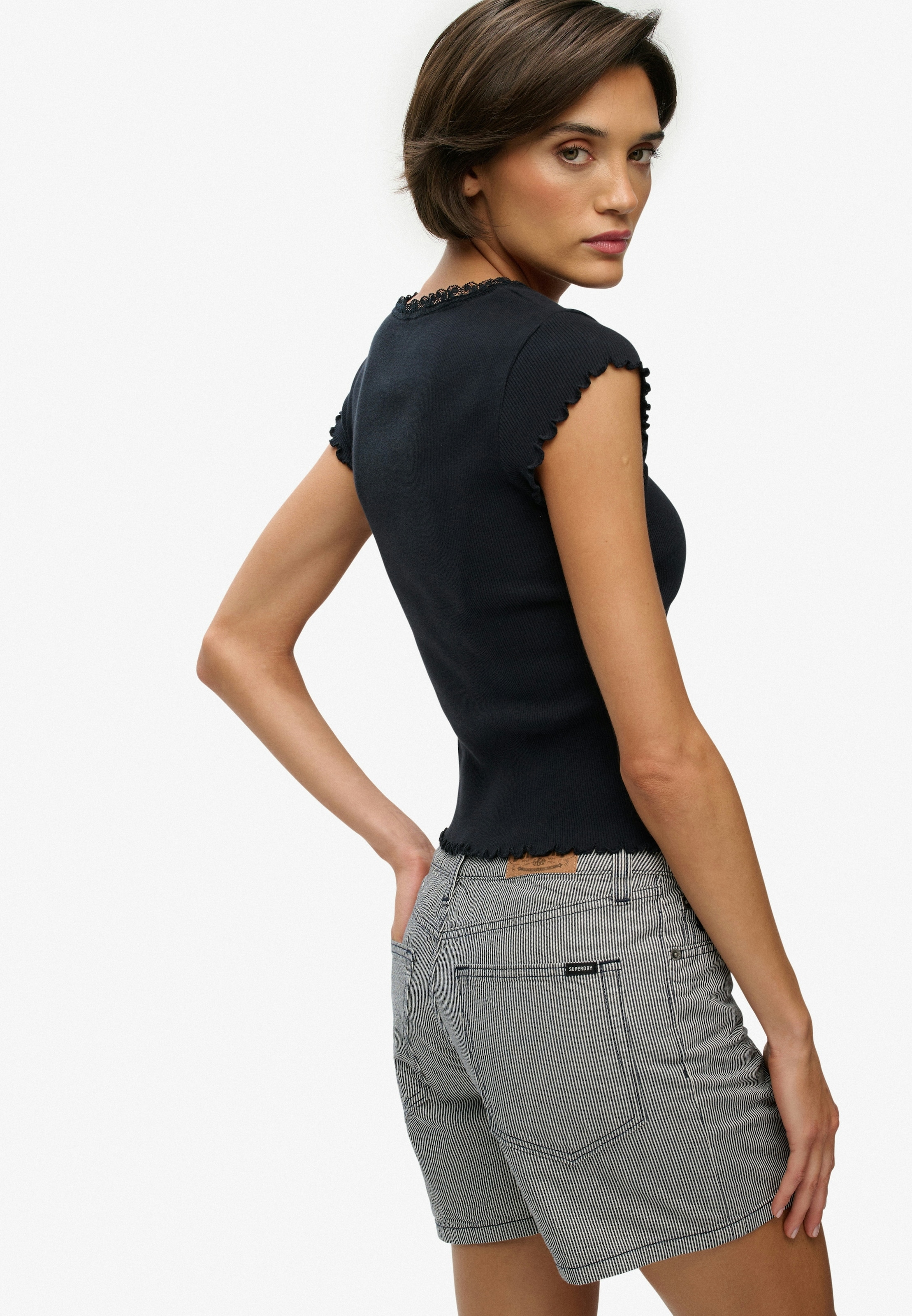 Superdry Jeanshotpants »MID RISE STRIPE SHORT« Slim Fit, aus Baumwolle, ca. Mitte Oberschenkel lang, mit 1-Knopf-Form