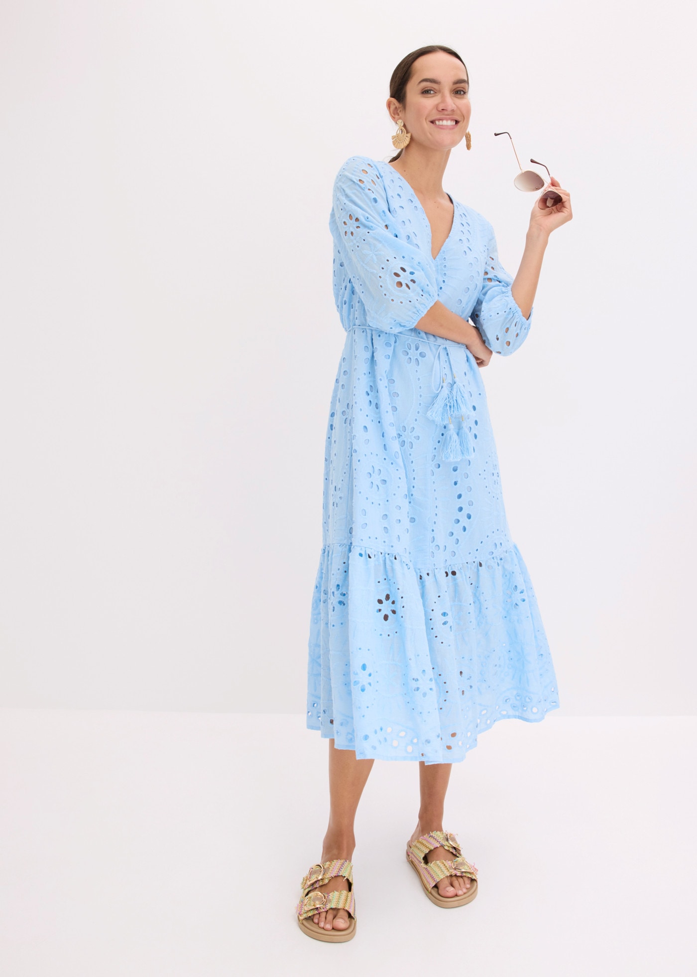 bonprix Robe midi avec encolure en V, coupe évasée, en coton