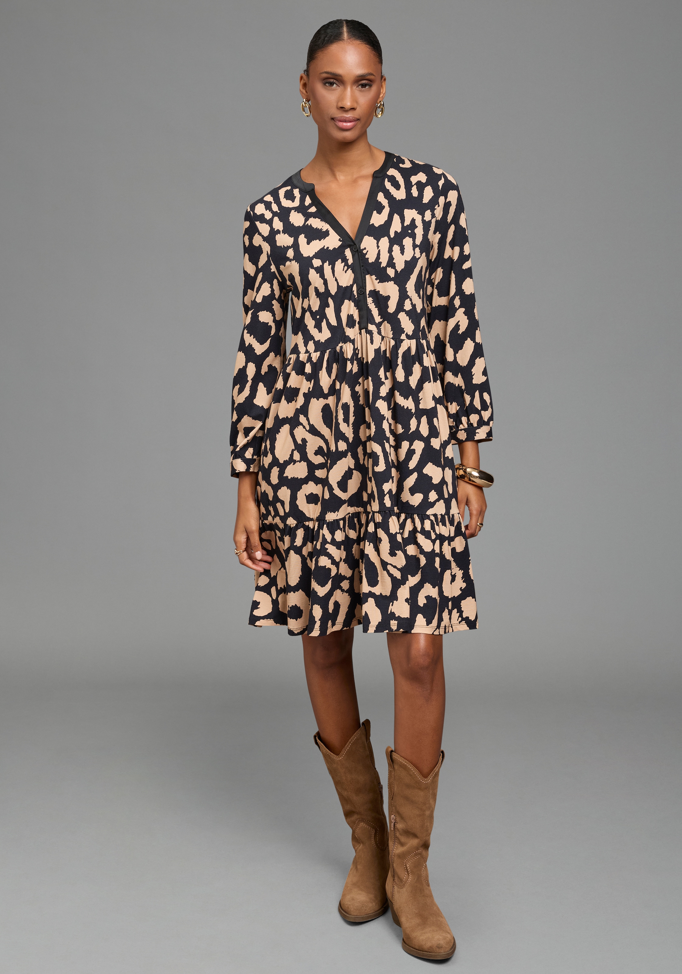 Image of Bruno Banani Jerseykleid "mit Satin-Ausschnitt und Stufenrock" Ohne Taschen im Animal-Look, kniefrei, 3/4 Ärmel