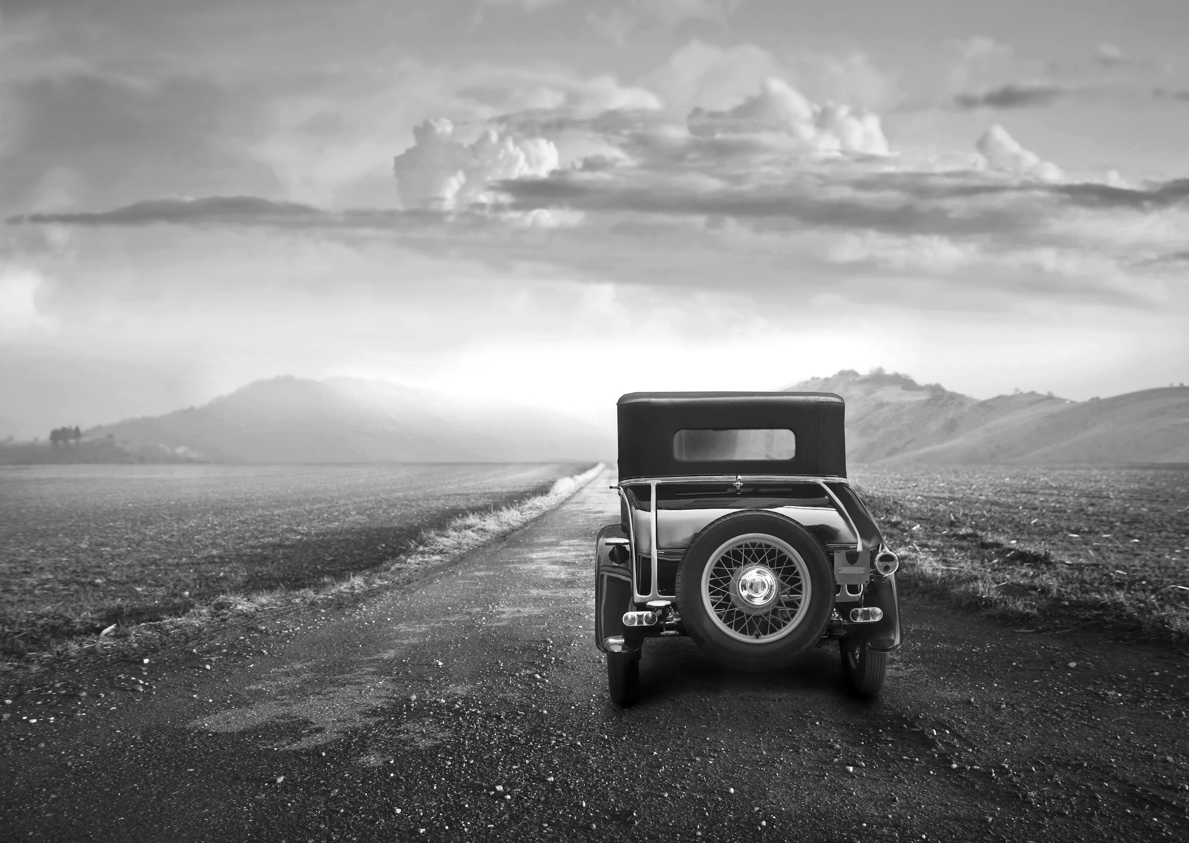 Image of Papermoon Fototapete "Landschaft mit Auto Schwarz Weiss"