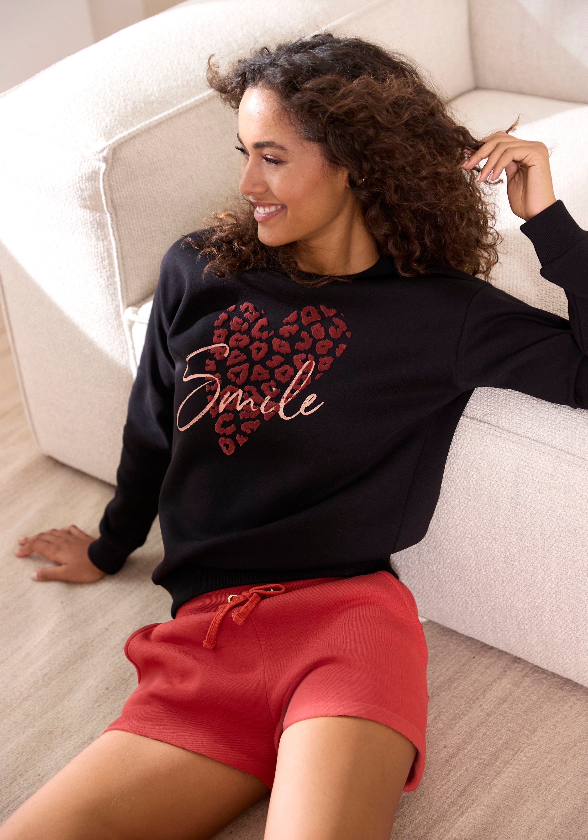 LASCANA Sweatshirt, Loungehirt mit Herz-Leo-Druck, Loungewear