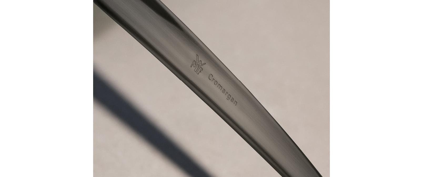 WMF Set de couverts »Boston in edler Optik, ergonomische Haptik, Messer mit Wellenschliff« tranchant optimal, inoxydable, élégant, boîte à couverts de qualité