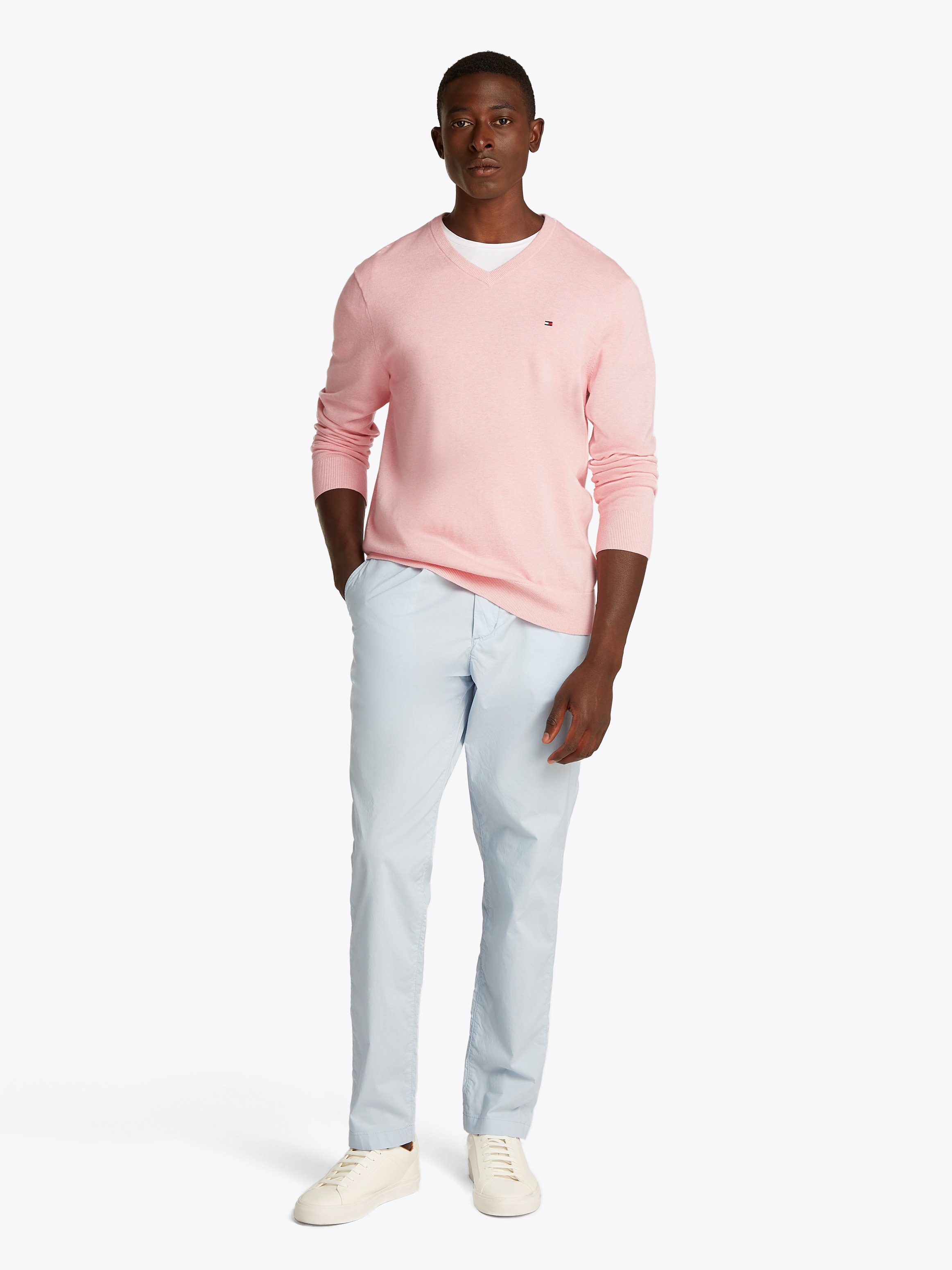 Tommy Hilfiger Strickpullover »ESSENTIAL COTTON V NECK mit V-Ausschnitt und Stickerei«, unifarben, casual, regular fit, Baumwolle, V-Ausschnitt