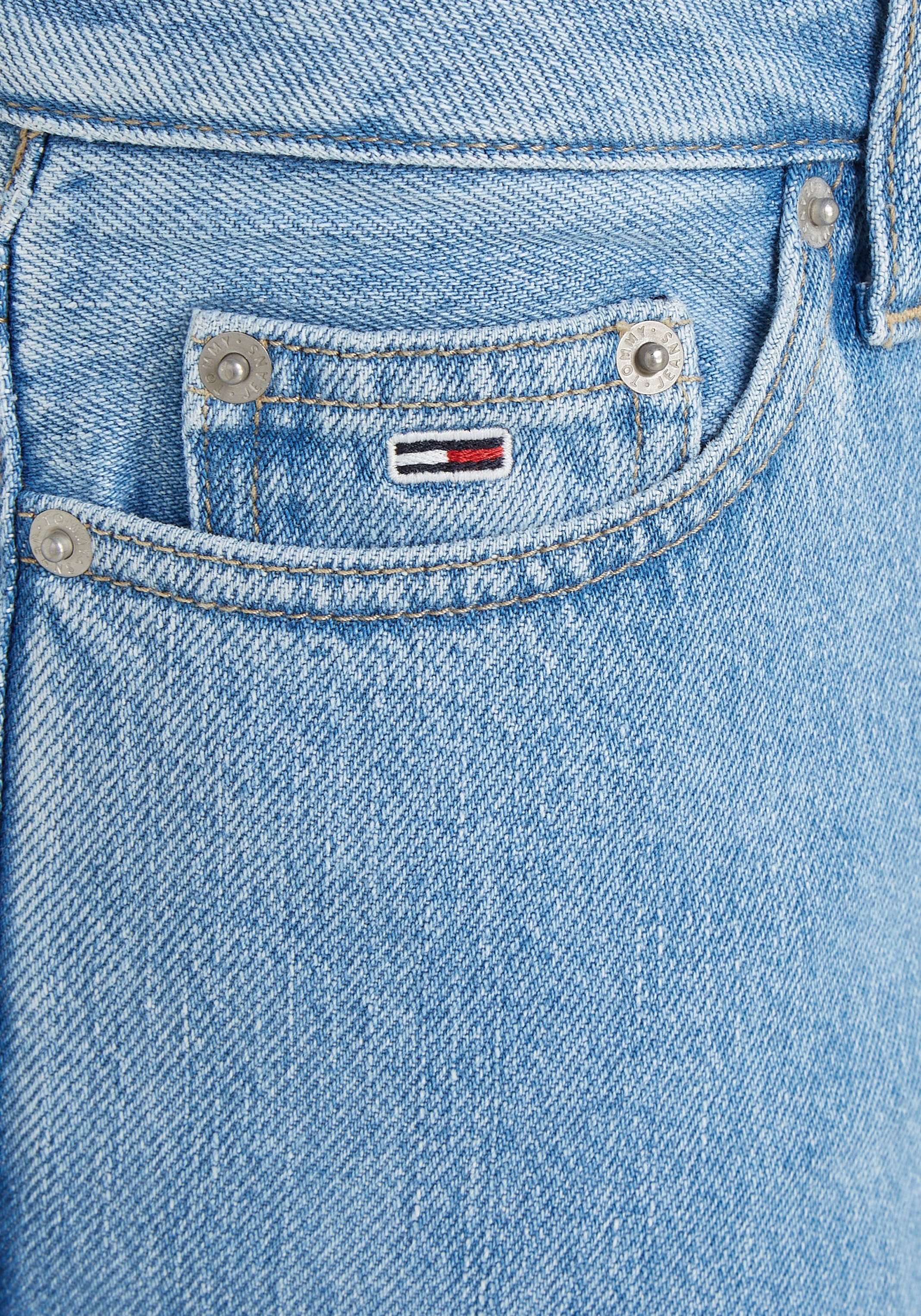 ♕ Tommy Jeans versandkostenfrei Bund Jeans Tommy Logo-Badge bestellen Schlagjeans, am mit