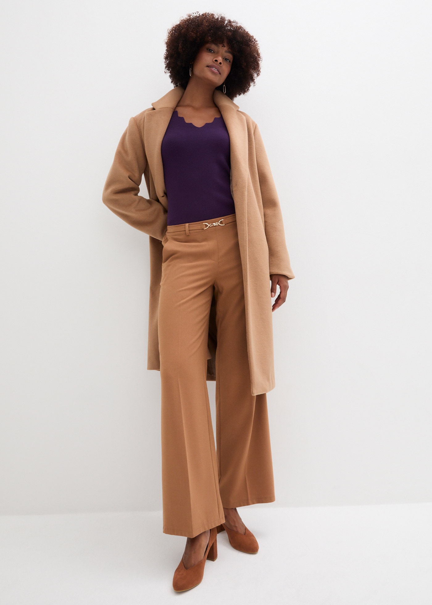 bonprix Pull en tricot »Feinstrickpullover aus fliessendem Viskose-Mix« aus Viskose-Mix, mit Wellenausschnitt, Slim fit Passform