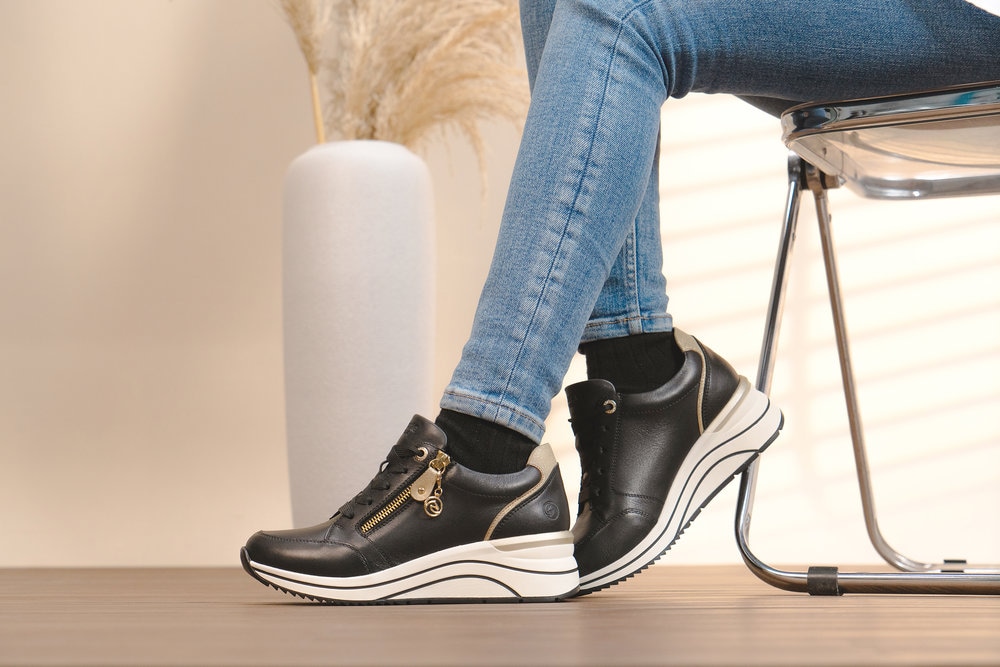 Remonte Keilsneaker, Freizeitschuh, Halbschuh, Schnürschuh mit goldfarbenem Logoanhänger