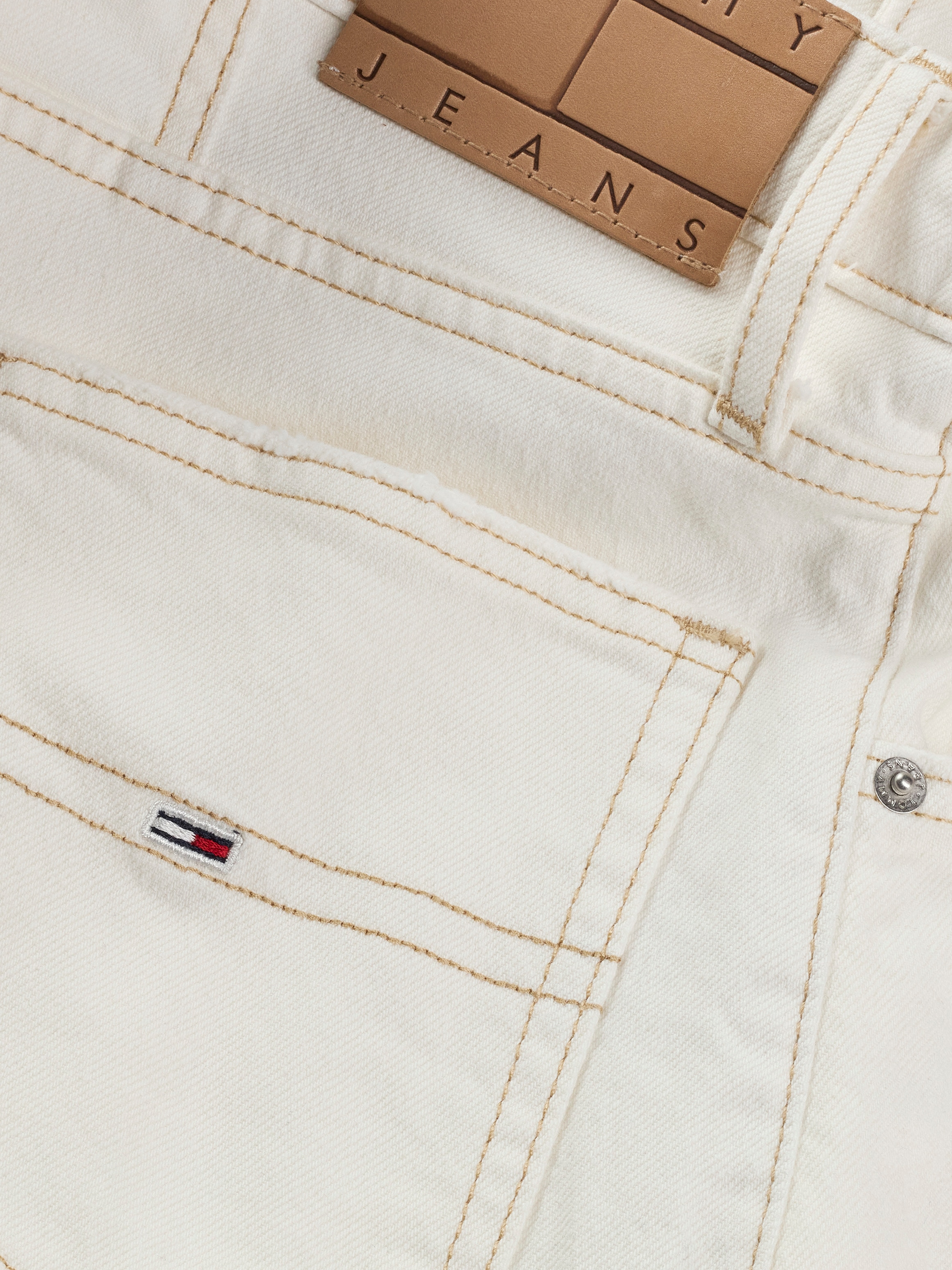 Tommy Jeans Short »MOM SHORT BI8194«  mit Logo-Badge, ausgefranster Kante