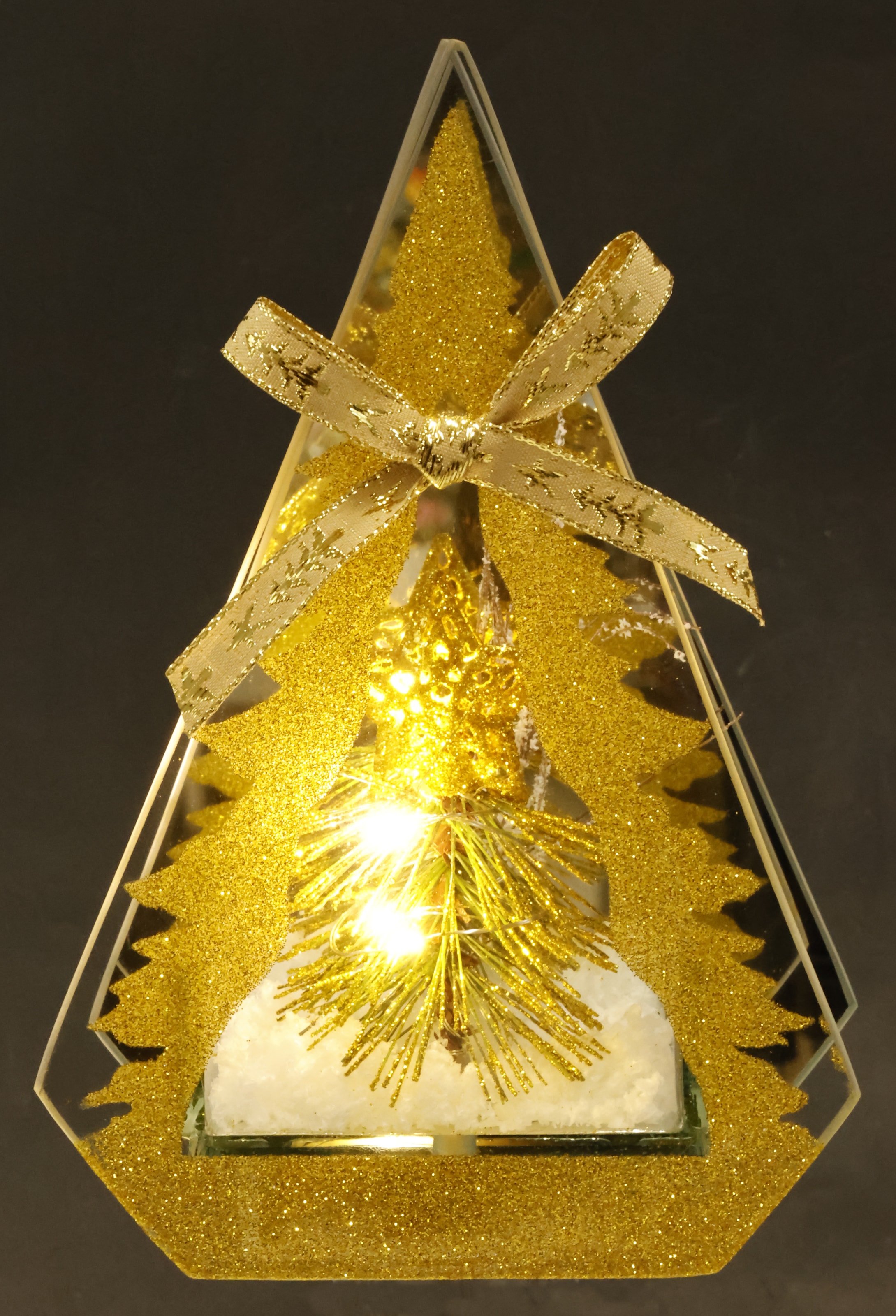 I.GE.A. LED-Dekofigur »Dekoobjekt aus Glas mit LED Licht«, Mit Tannenbaum Kunstschnee Deko Weihnachten Weihnachtsdeko Dekoration