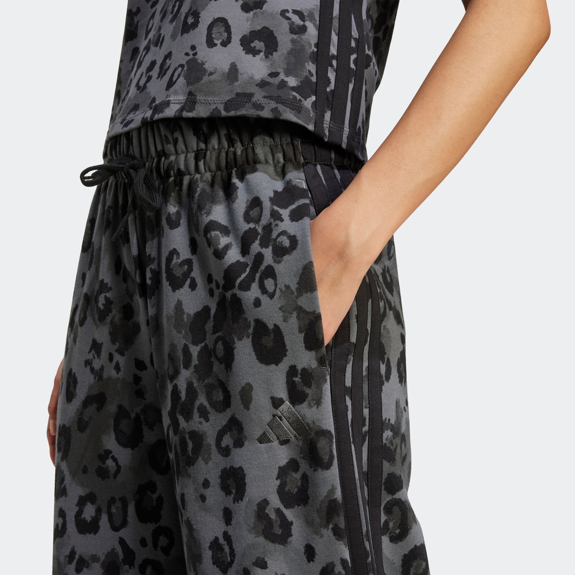 adidas Sportswear Sporthose »W AOP FT PT«, (1 tlg.), Locker geschnitten mit weitem Bein, Tierprint-Details