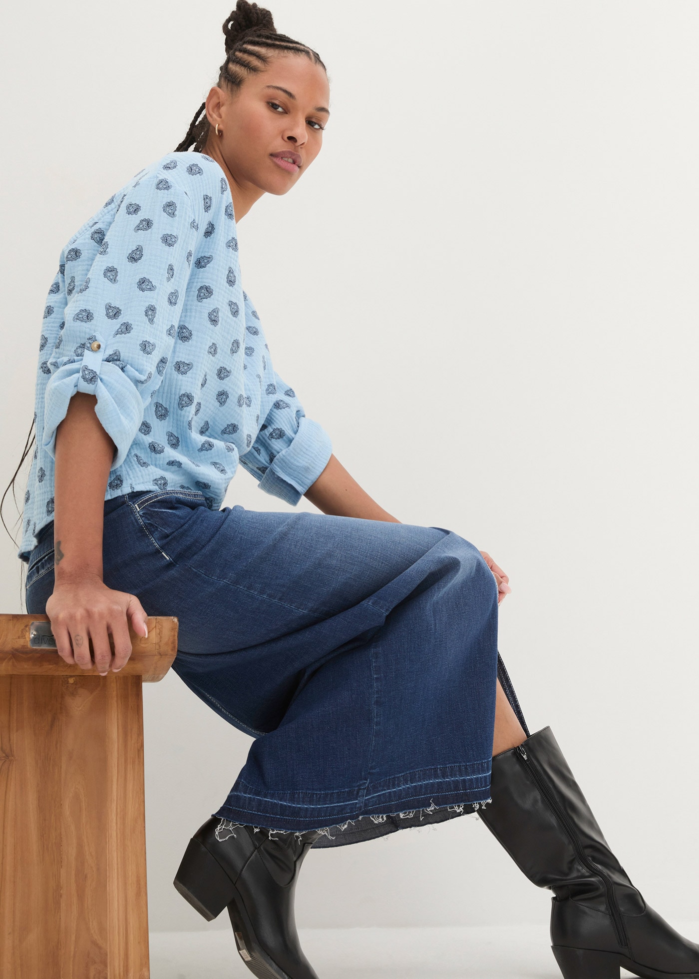 bonprix Langarmbluse »Oversize-Bluse aus luftigem Musselin« mit All-Over Print, V-Ausschnitt und Zierknöpfen aus Musselin