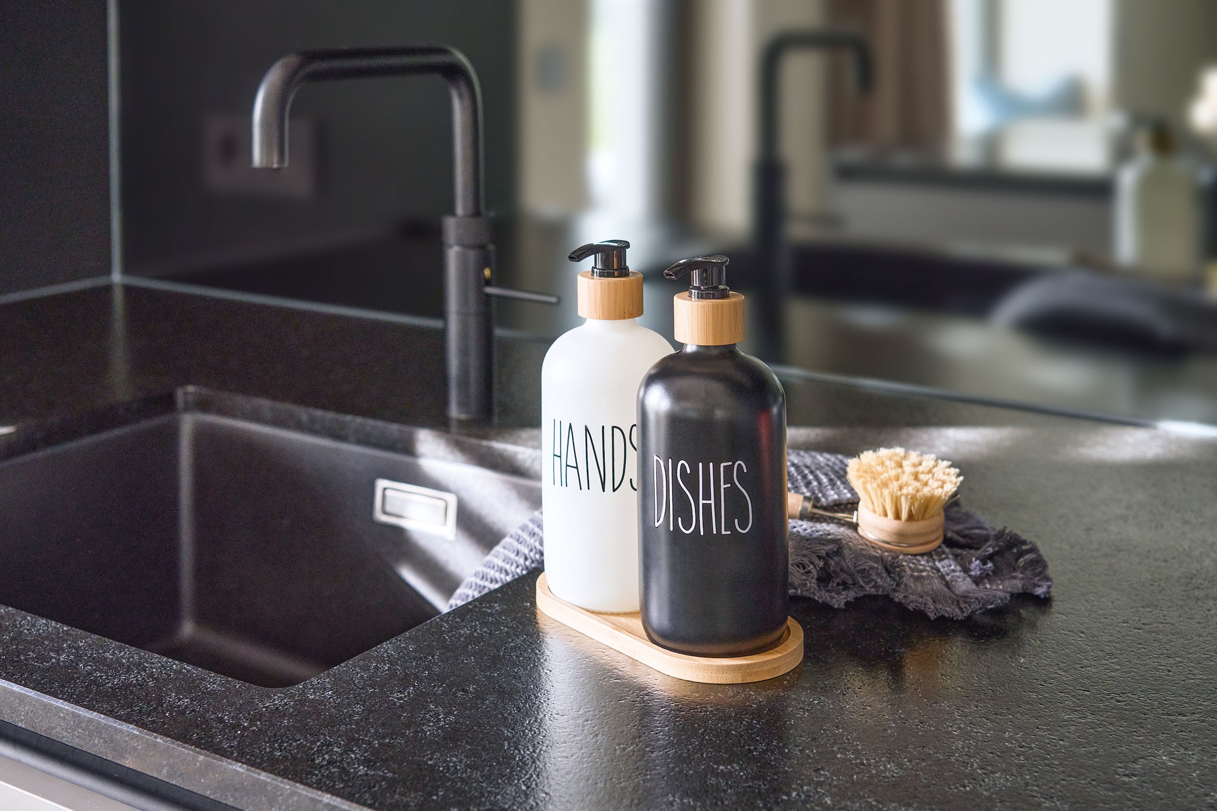 Zeller Present Spülmittelspender Glas / Bambus, Füllmenge je 500 ml, inkl. Tablett