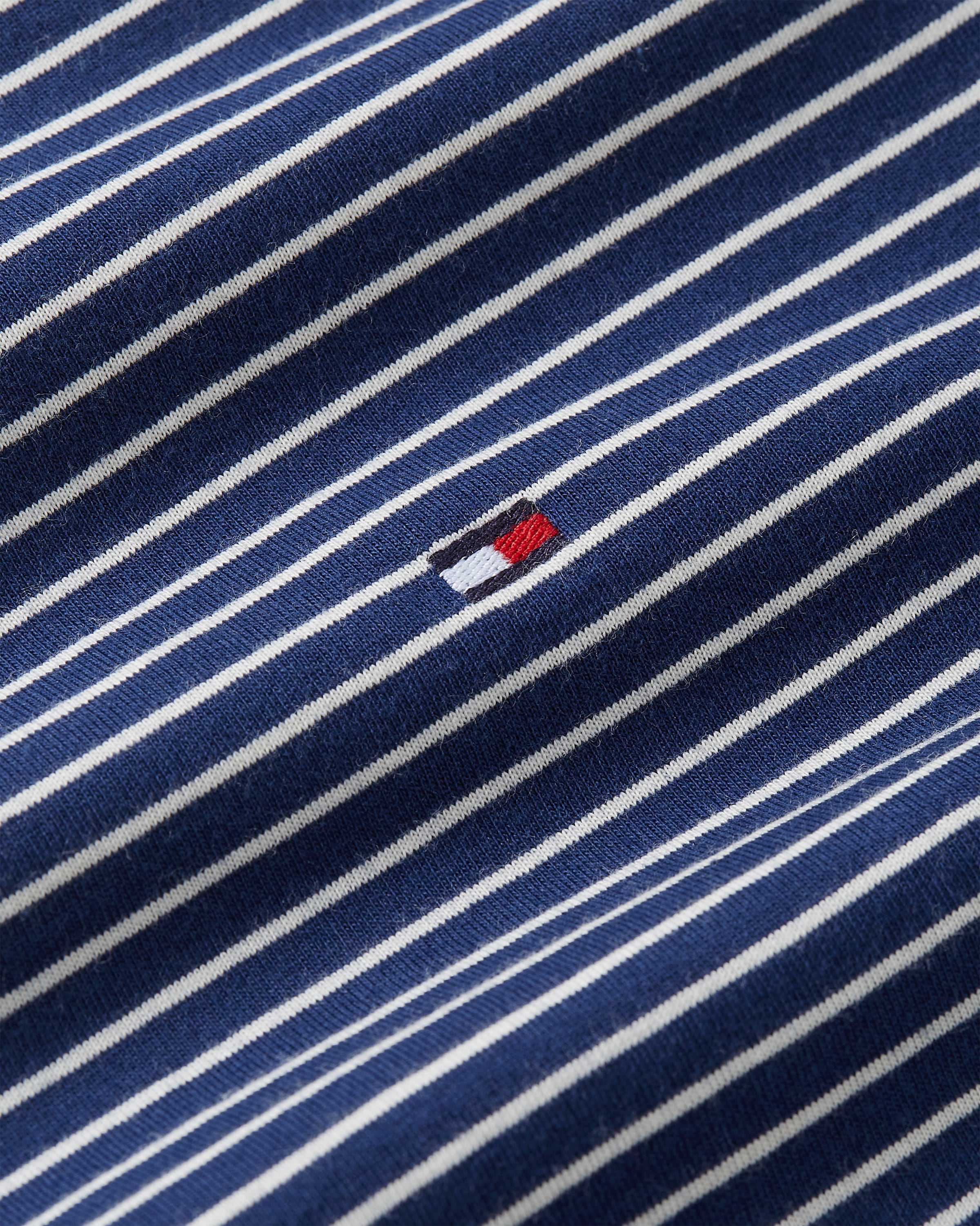 Tommy Hilfiger T-Shirt »ESSENTIAL REG FIT SOLID TEE mit Stickerei und Rundhals«, unifarben, casual, regular fit, Baumwolle, Rundhals