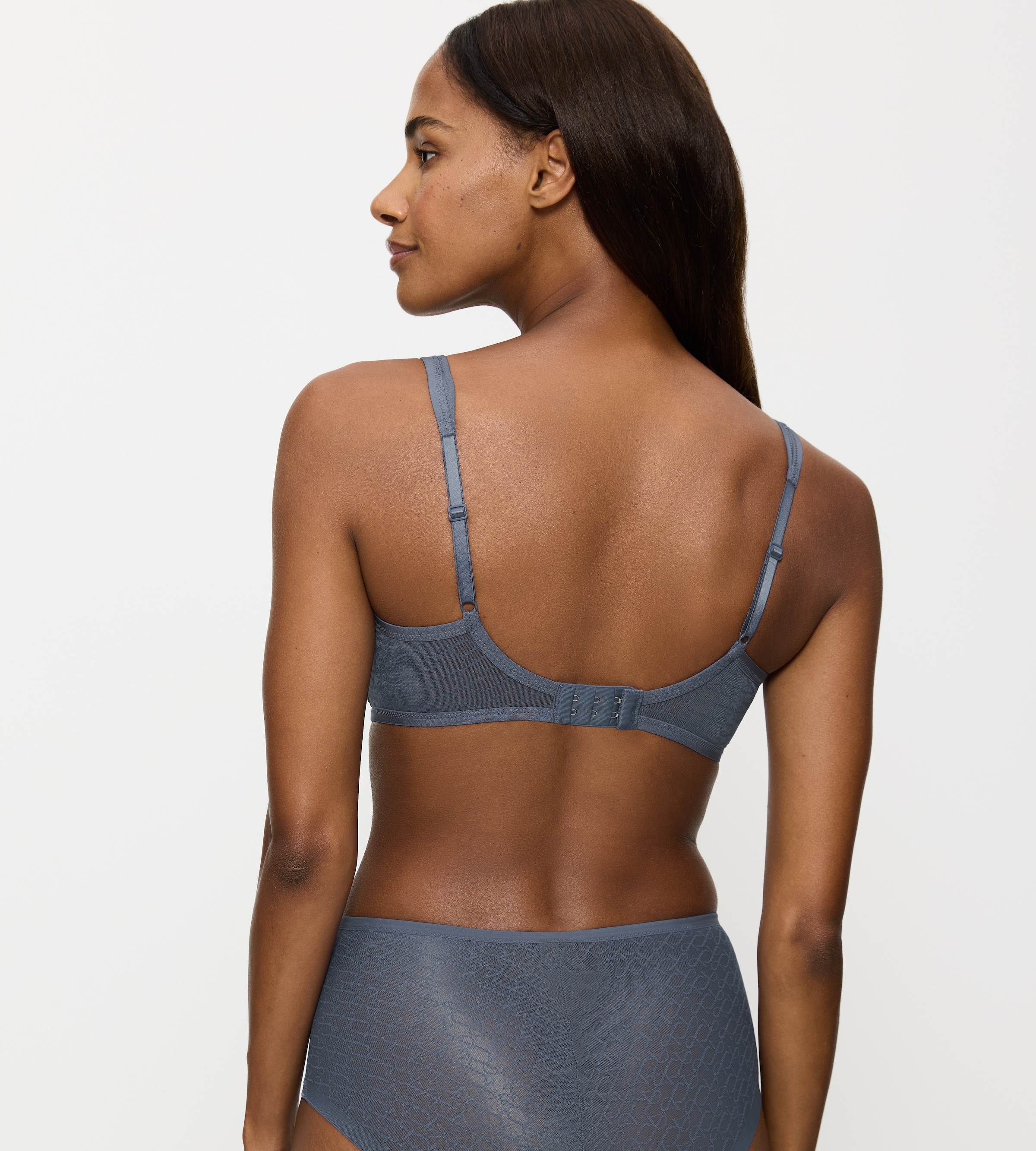 Triumph »Signature Sheer« réduit visuellement la poitrine d'une taille de bonnet, dentelle