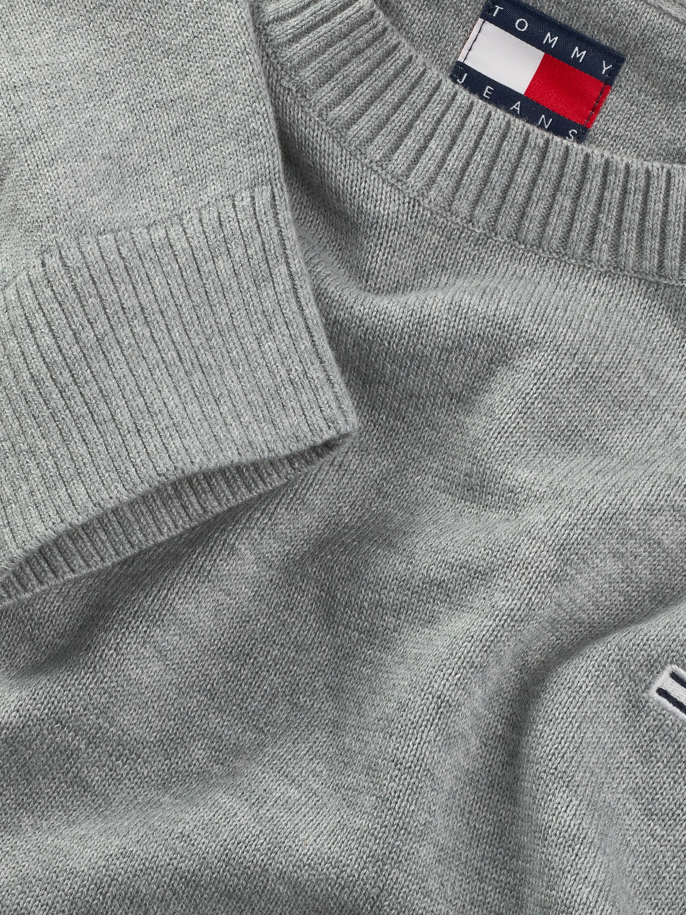 Tommy Jeans Rundhalspullover »TJM SLIM ESSENTIAL LIGHT SWEATER«, mit Flag-Patch