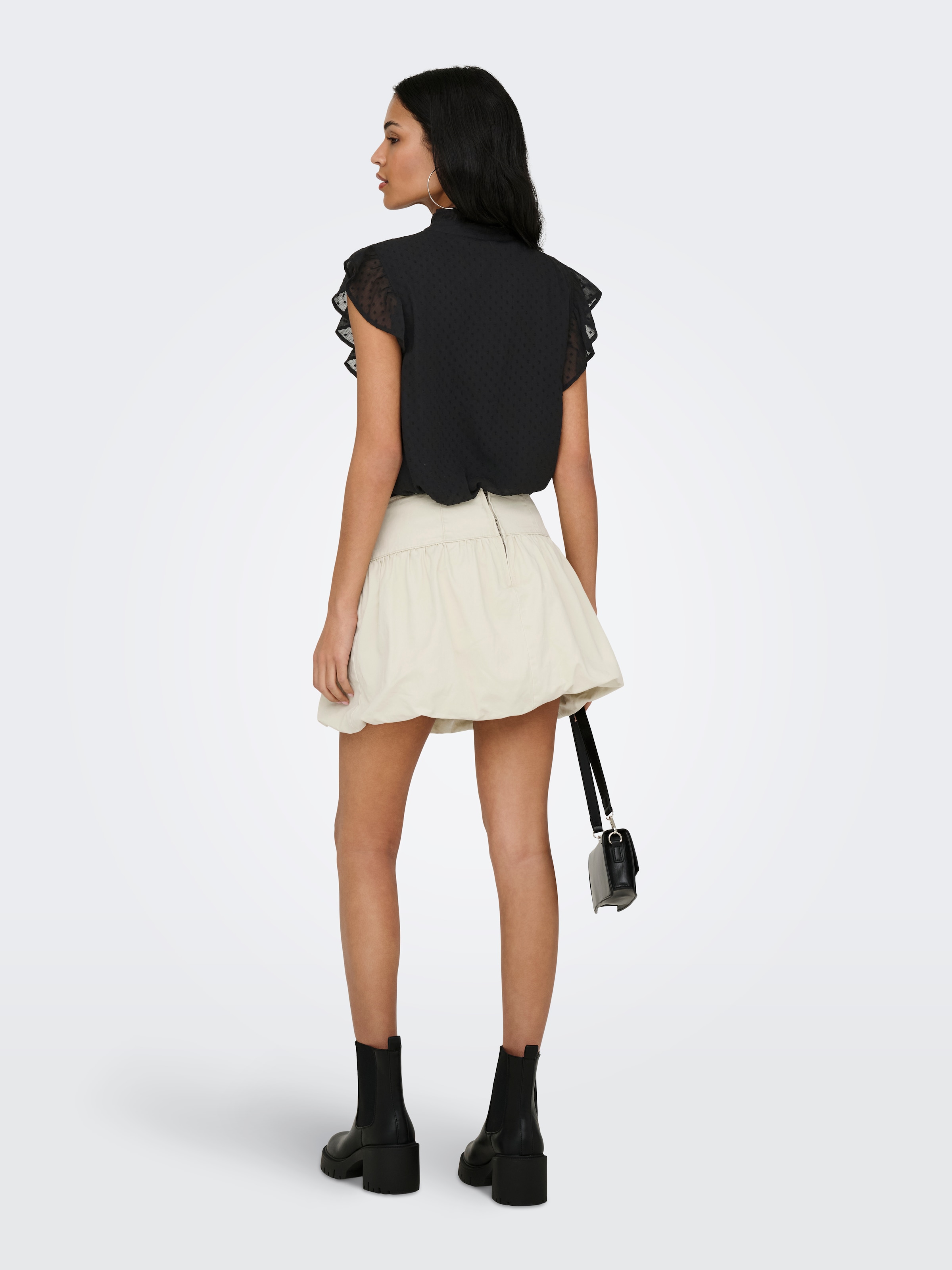 ONLY Spitzenbluse »ONLLANDAU DOBBY FRILL V-NECK TOP WVN« Kunstfaser