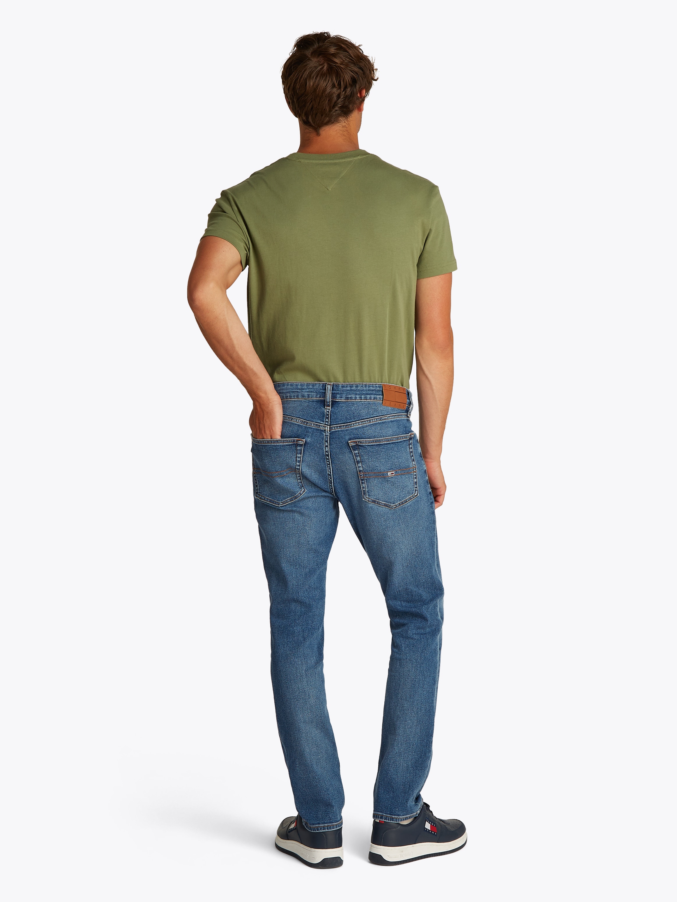 Tommy Jeans Gerade Jeans »SCANTON SLIM BI0234«, Mit Markenlabel aus Leder hinten