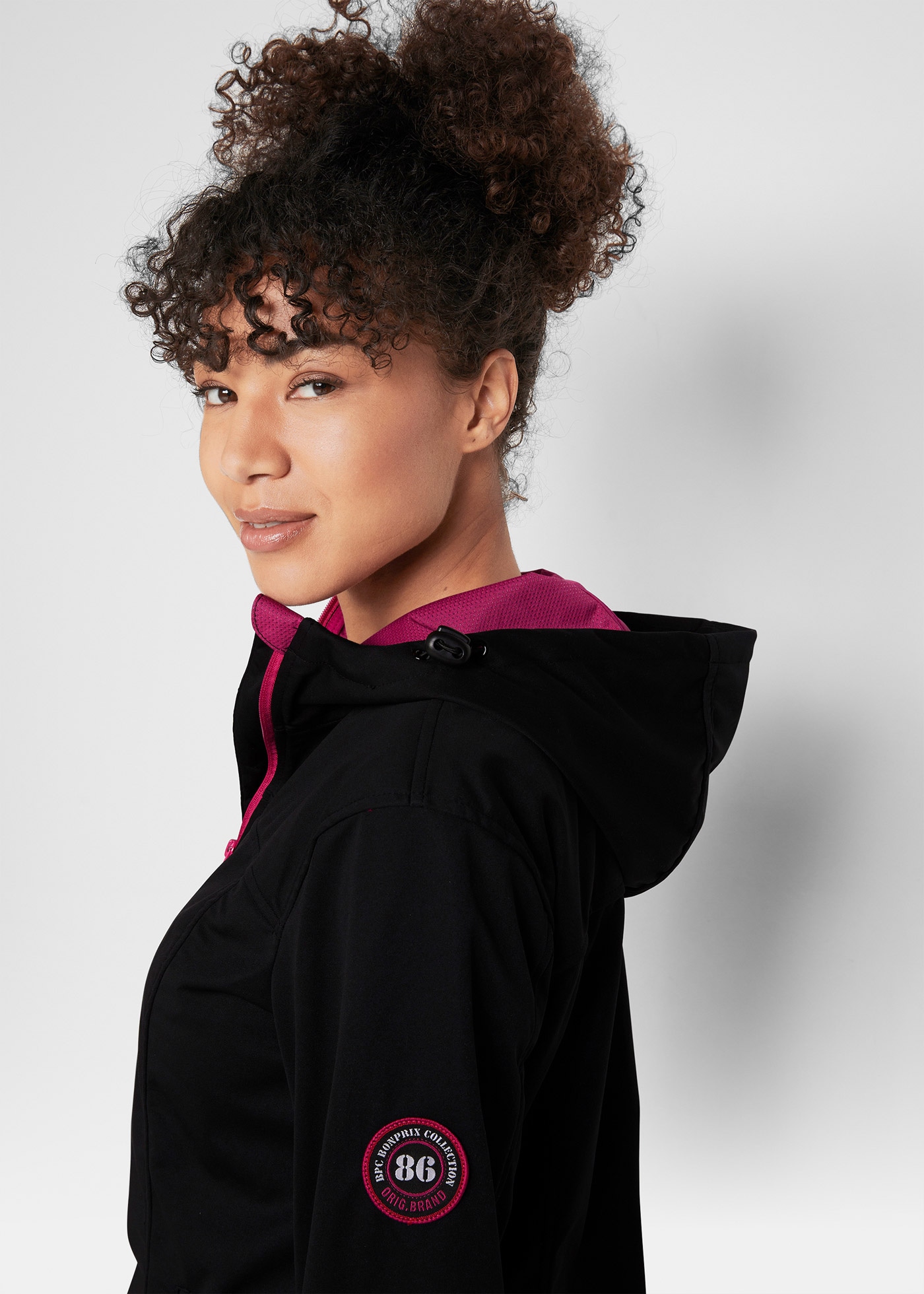 bonprix Veste softshell mit Kapuze leichtes Material, mit 2-Wege-Reissverschluss, mit Daumenlöchern