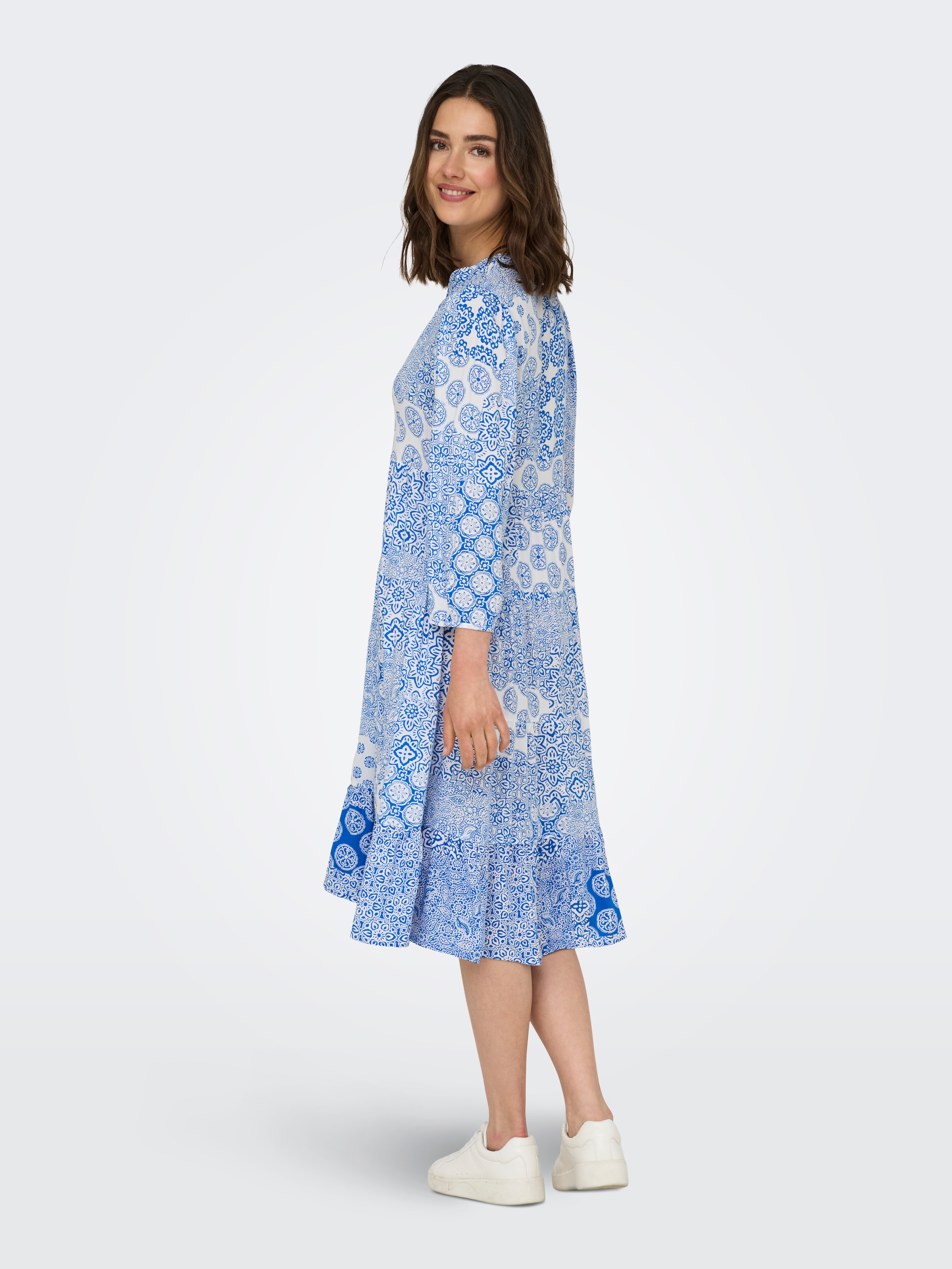 ONLY Robe tunique »ONLMILANA – Tunikakleid aus Viskose mit geblümtem Print« fleuri, tendance, coupe ample, viscose, col en V