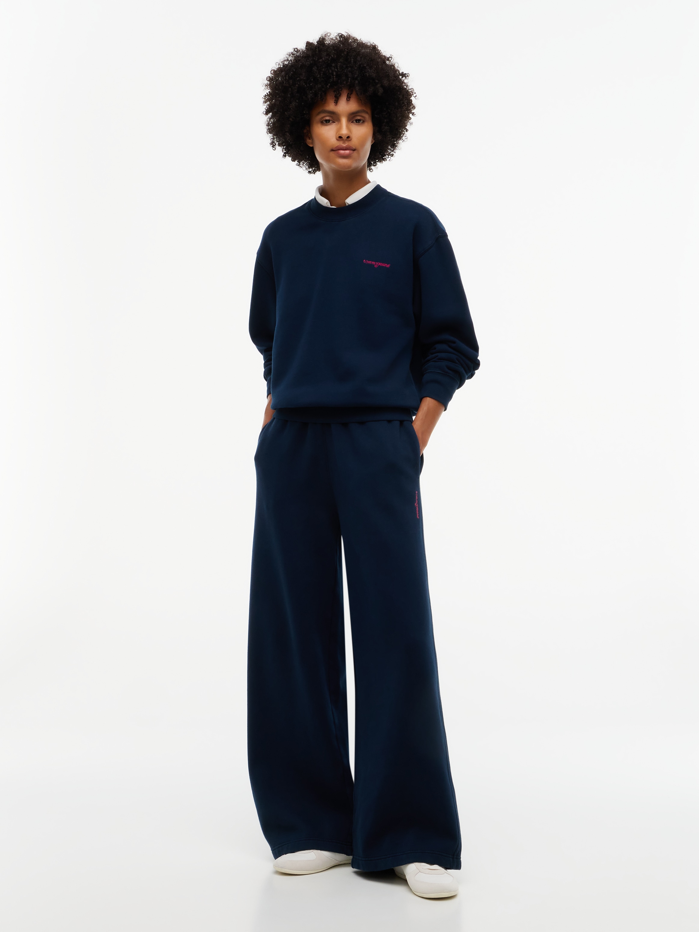 Tommy Jeans Pantalon sweat »TJW WIDE LEG SCRIPT SWEATPANTS«  Mélange de coton, coupe décontractée