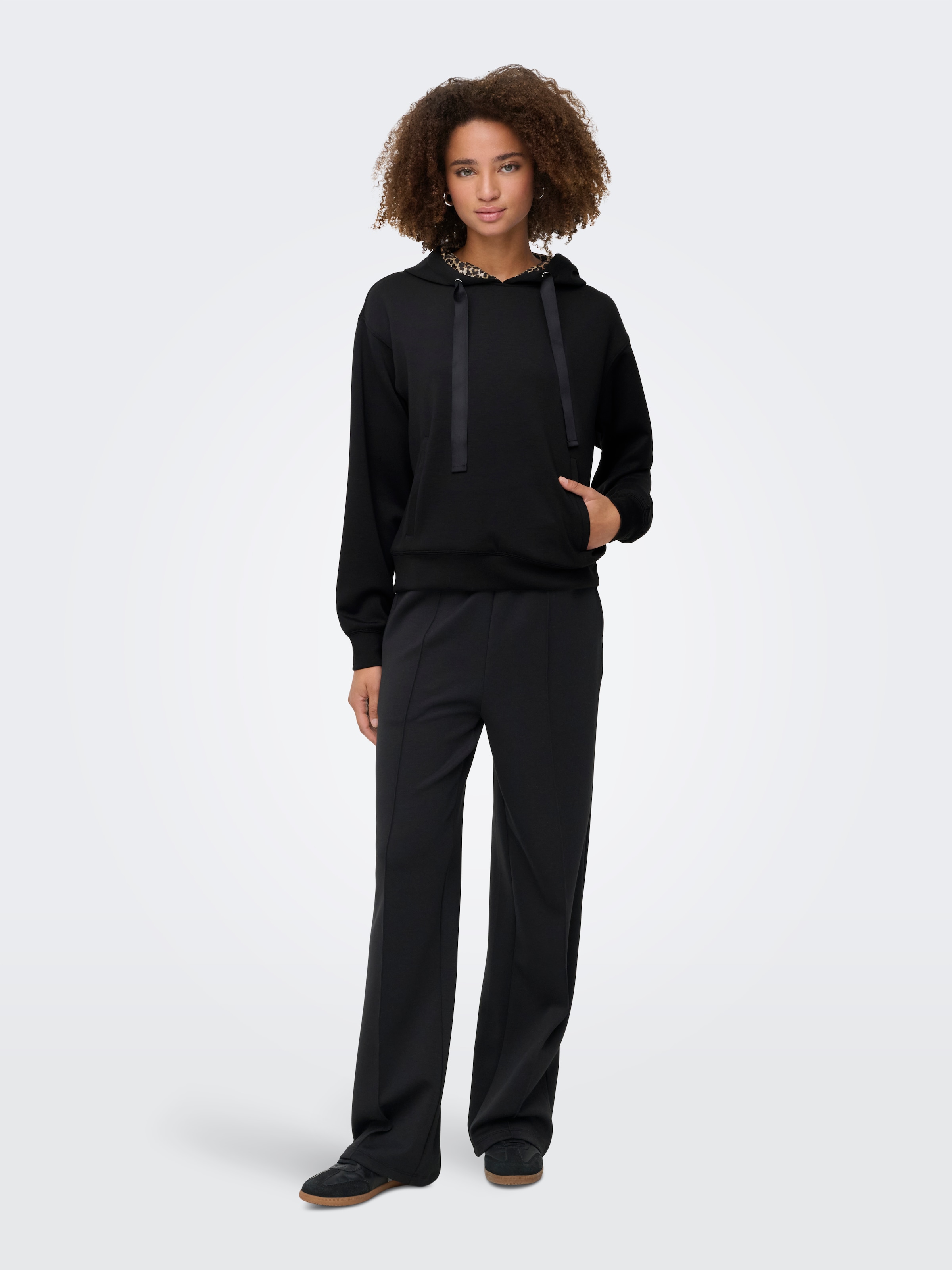 ONLY Sweat à capuche »ONLALINA LIFE LEO DETAIL HOOD BOX SWT«
