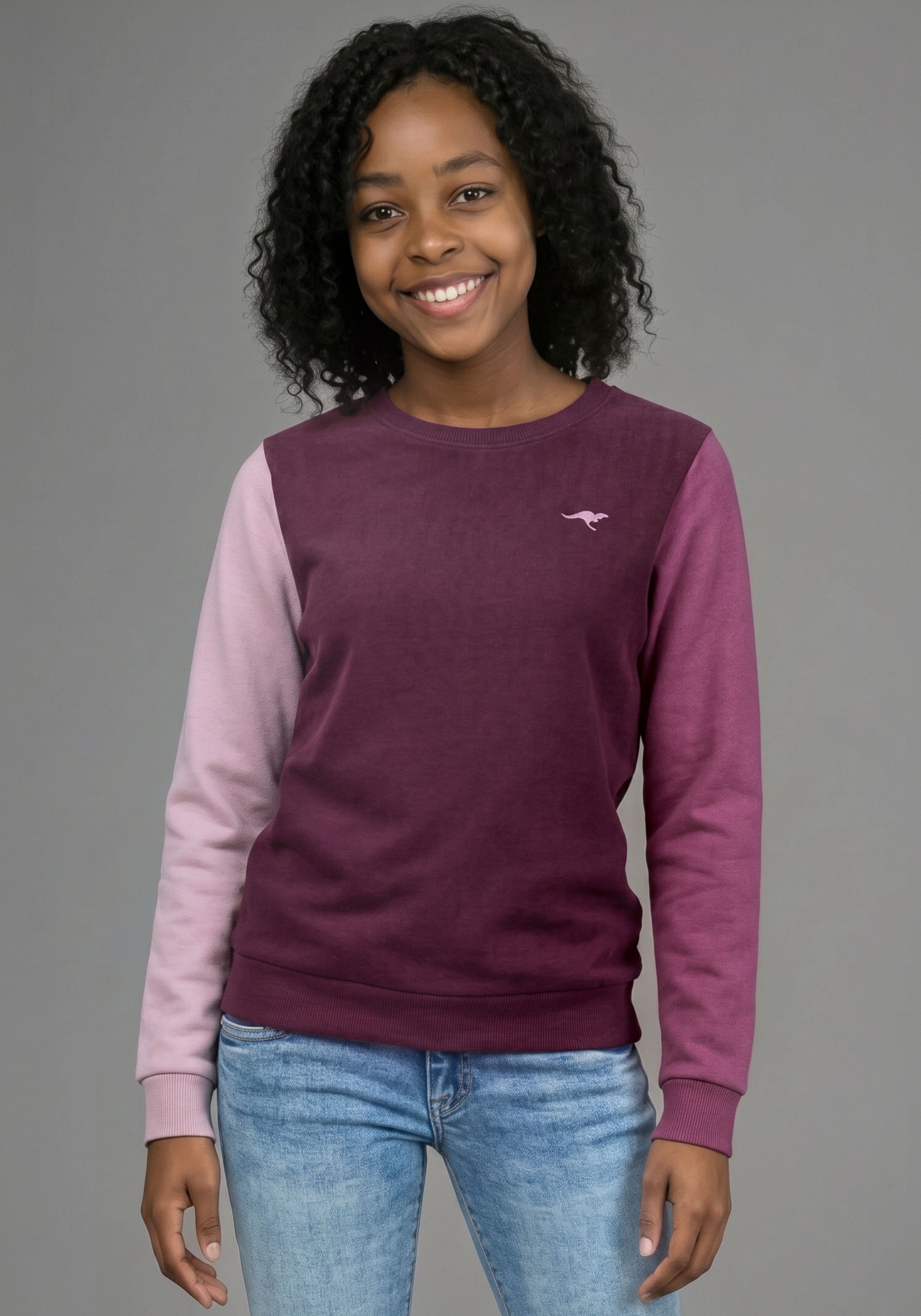 Image of KangaROOS Sweatshirt "Sweatshirt mit kontrastfarbigen Ärmeln und KangaROOS Stickerei", Colorblocking, aus Sweatware, in Basic-Passform, Mini-Me