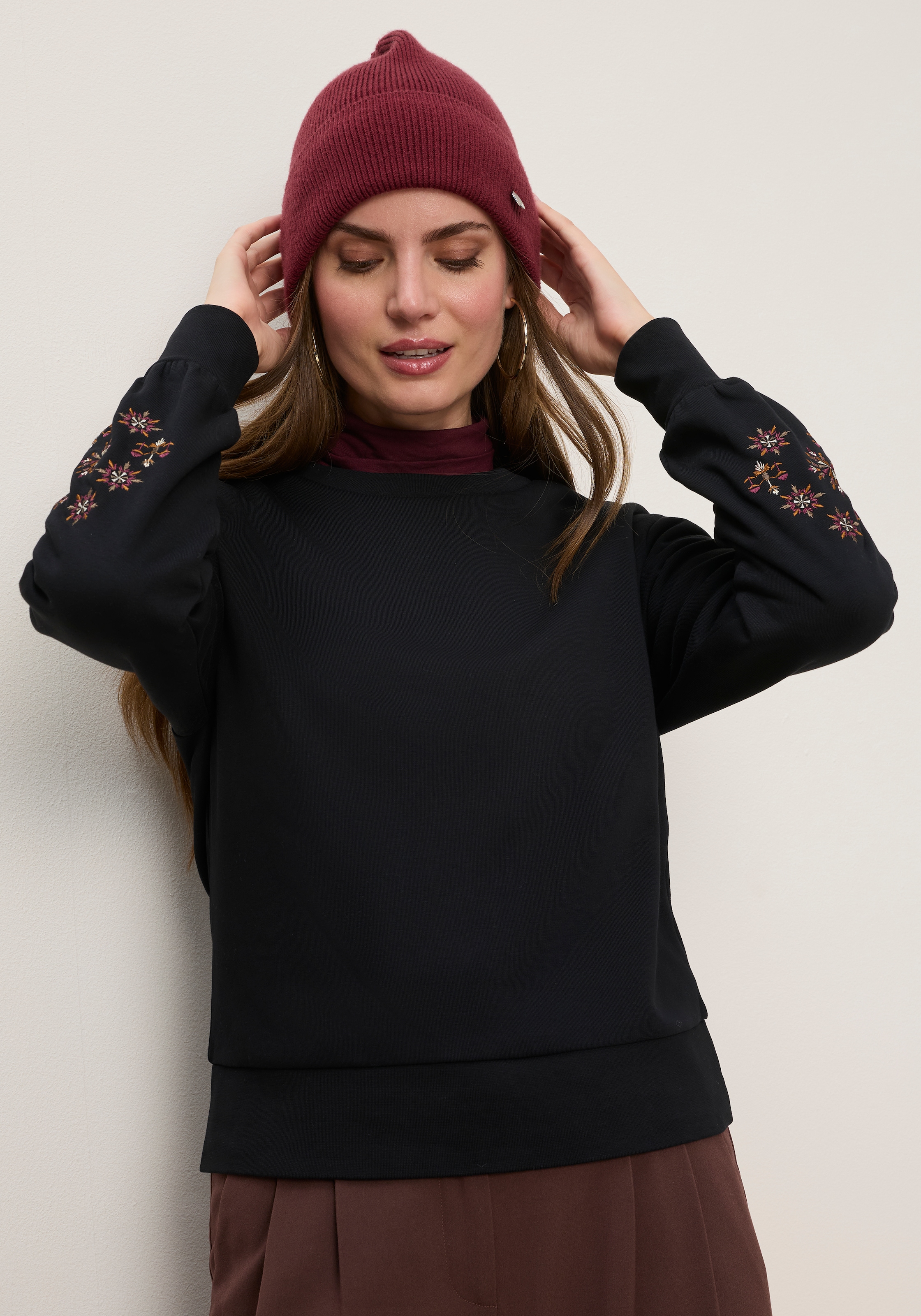 Image of Tamaris Sweater "mit Blumen-Stickerei", aus elastischer Baumwollqualität