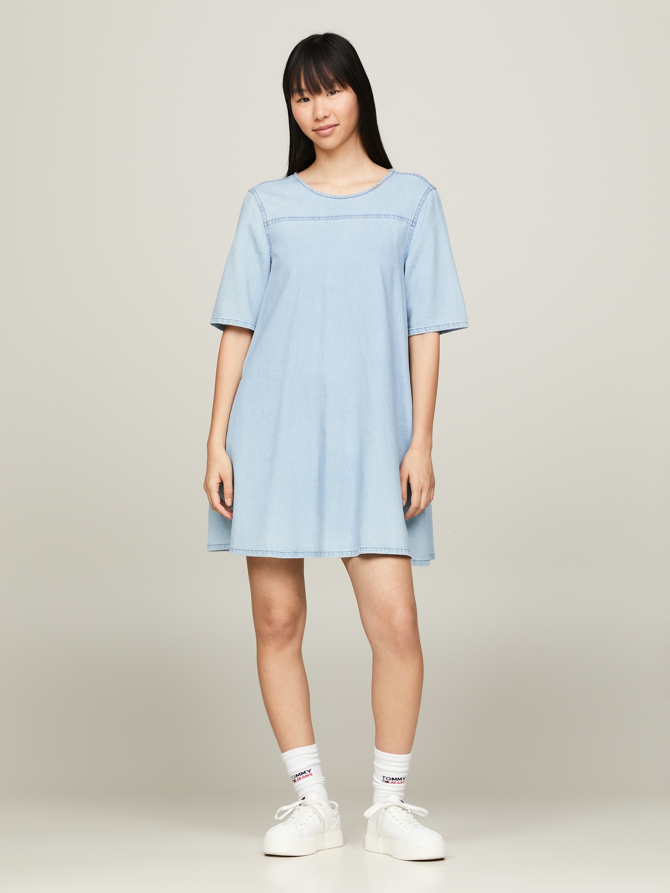 Tommy Jeans A-Linien-Kleid »TJW CHAMBRAY A-LINE SS DRESS EXT«, mit Tommy Jeans Flagge-Tommy Jeans 1