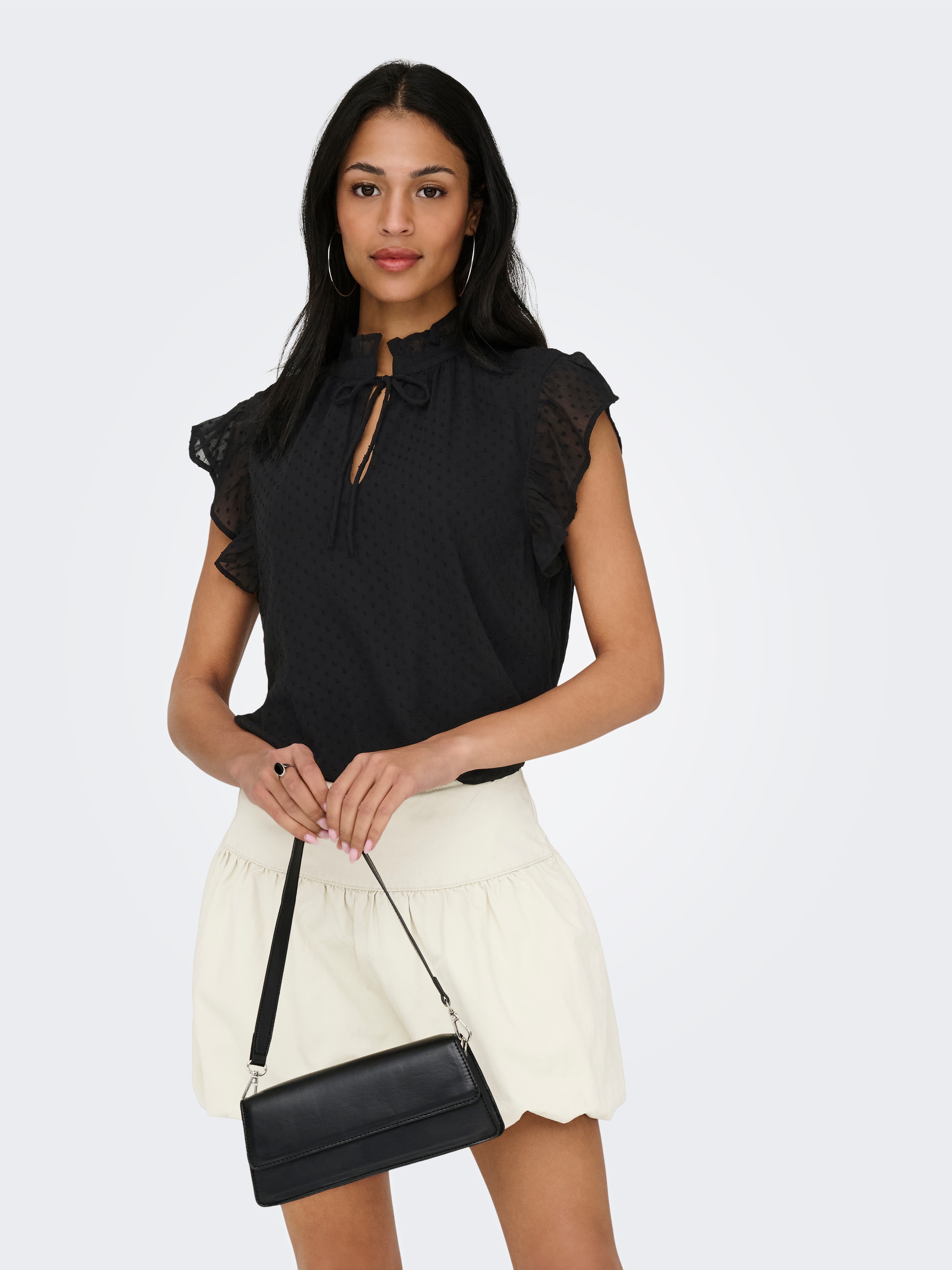 ONLY Spitzenbluse »ONLLANDAU DOBBY FRILL V-NECK TOP WVN« Kunstfaser