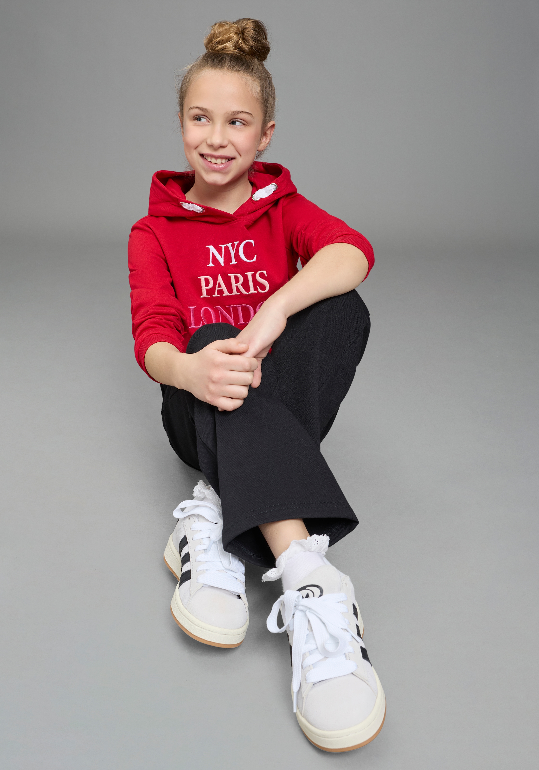 KIDSWORLD Sweat à capuche »NYC Paris London - Stickerei«, Langarm,  gerade Passform,  bedruckt,  Kapuze,  aus Baumwolle
