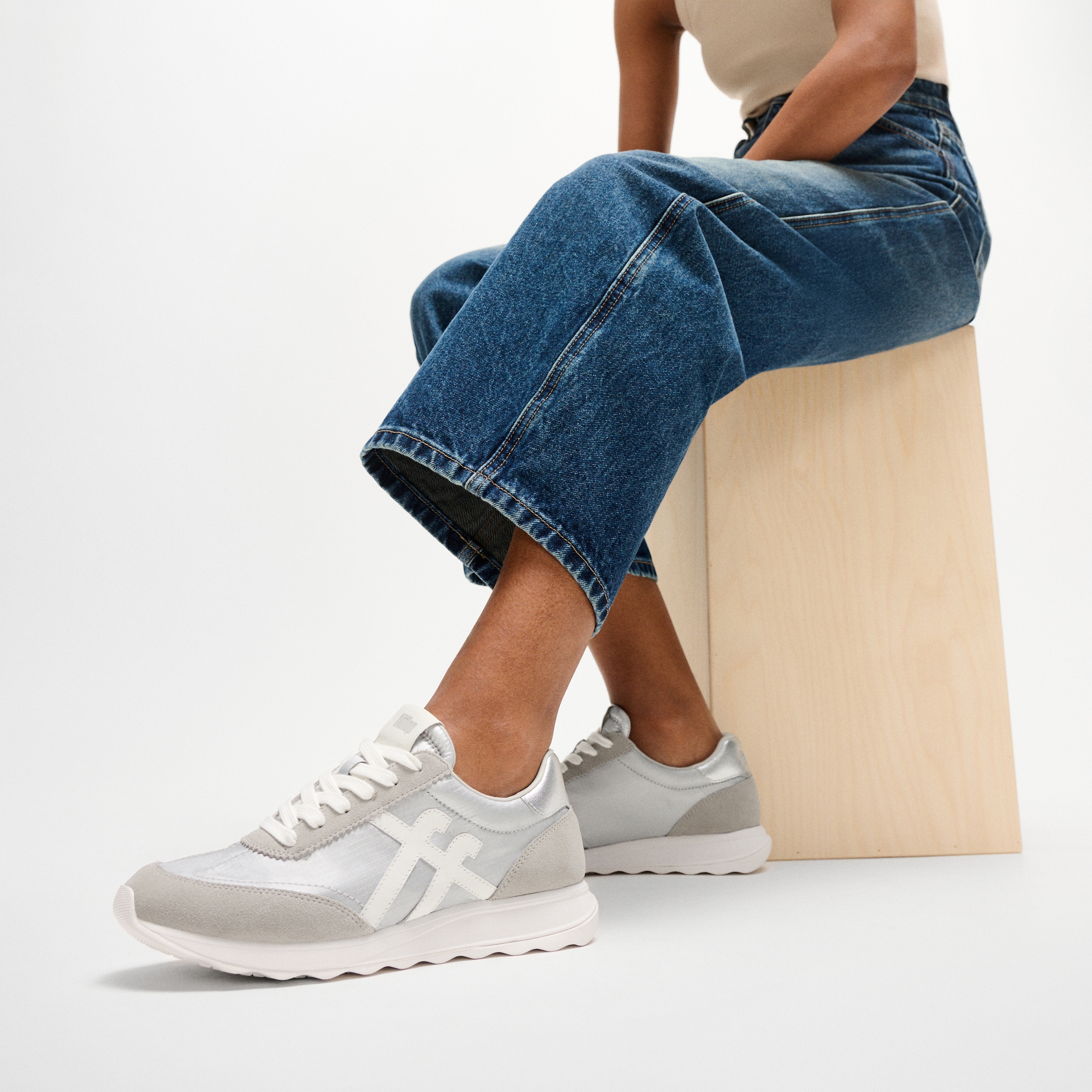 Fitflop Sneaker »RETRO-Q FF METALLIC-FABRIC/SUEDE SNEAKERS«  Freizeitschuh, Halbschuh, Schnürschuh mit Low Profile Sohle