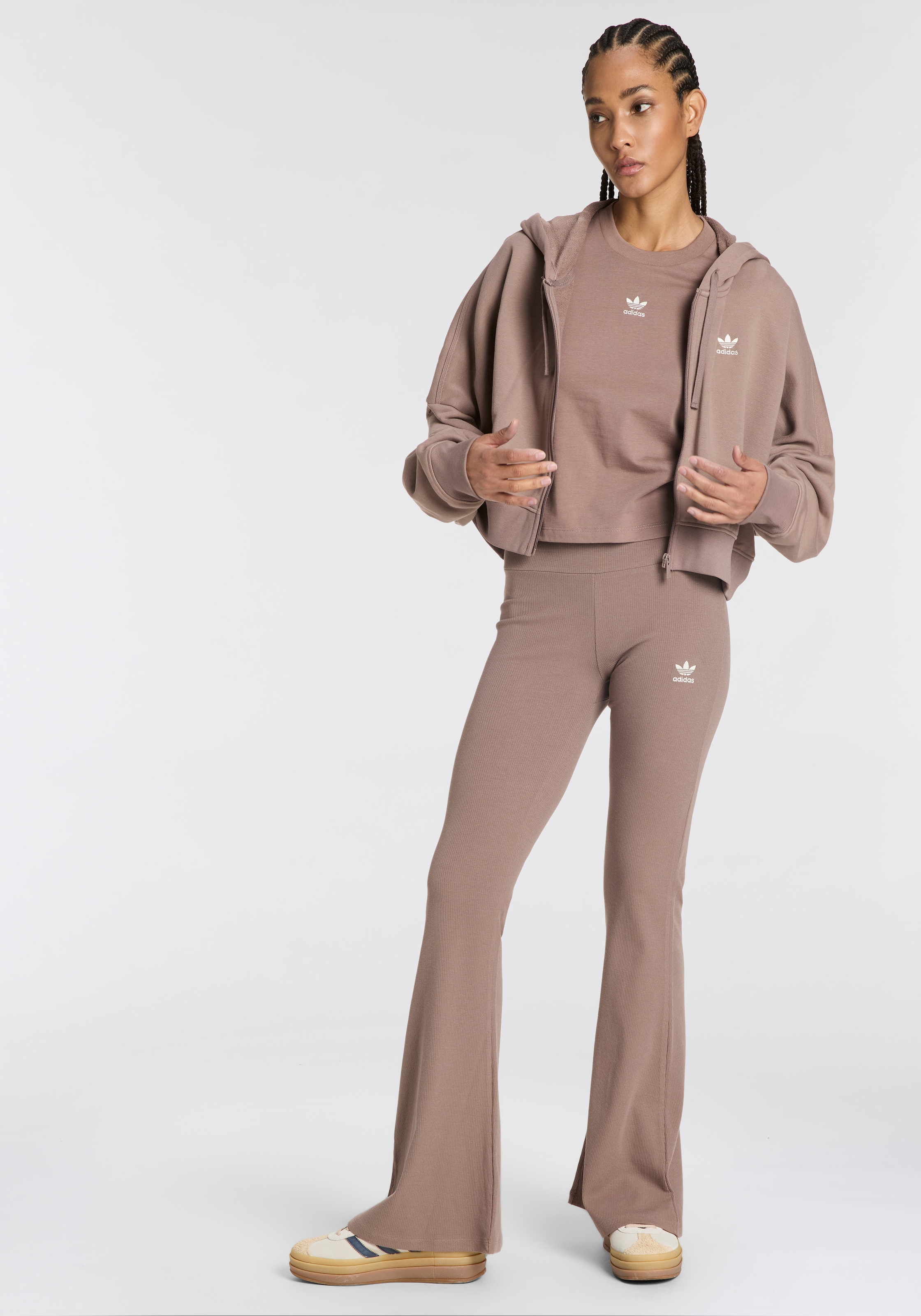 adidas Originals Leggings »ESS FL LEGGINGS«, (1 tlg.), stylishe Leggings mit ausgestelltem Beim und Ripp Optik