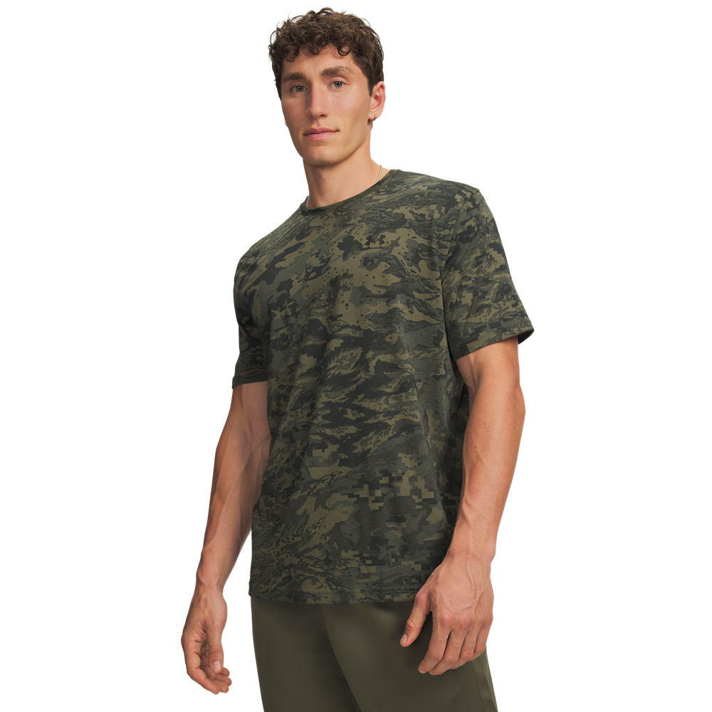 Under Armour® T-Shirt »UA ABC CAMO SS« sportlicher Stil, kurze Ärmel, aus Baumwolle und Polyester