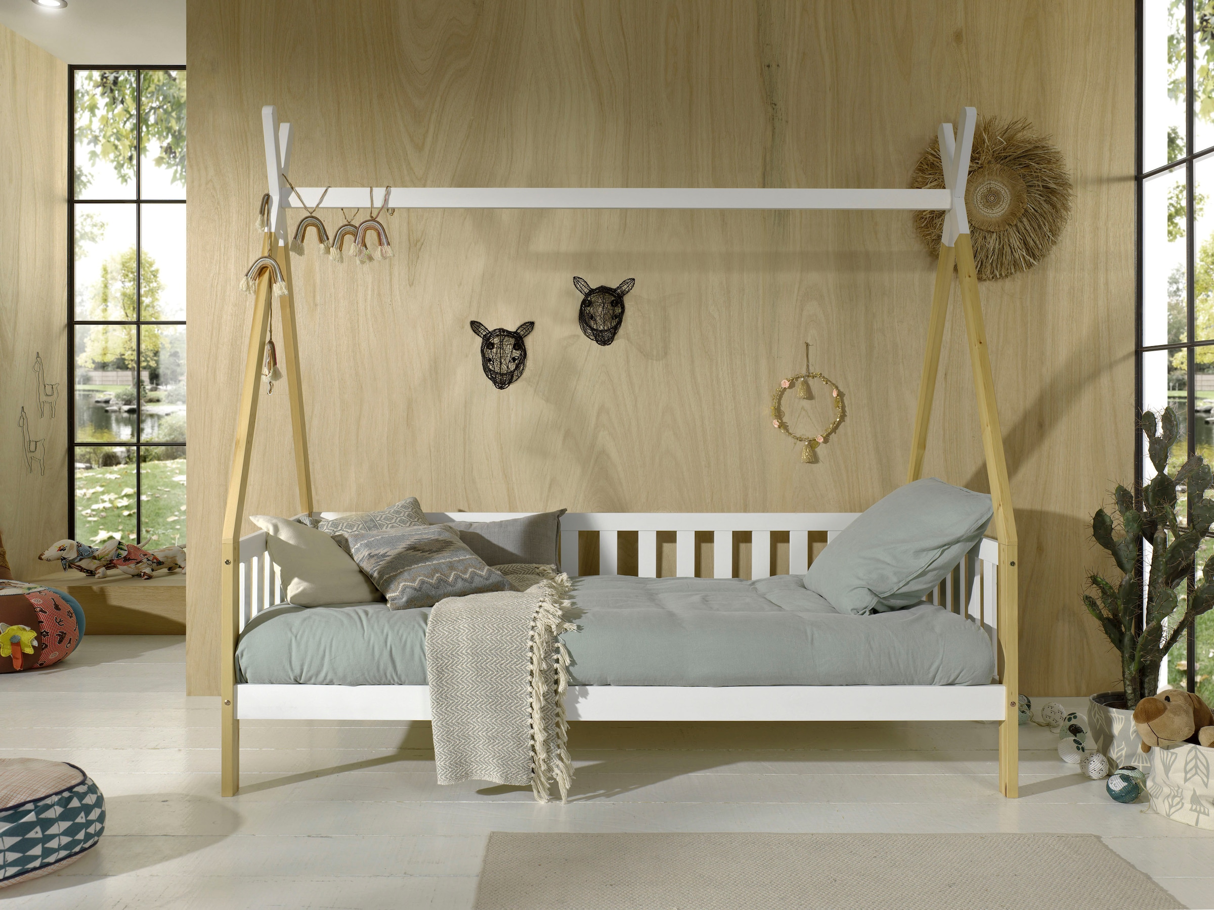 Vipack Kinderbett »Tipi, mit Querstange in Zelt-Optik, Kiefer massiv« B/H/T ca. 206x185,1x96cm, seitliche Sprossenumrandung,  inklusive Rolllattenrost und wahlweise mit Bettschublade