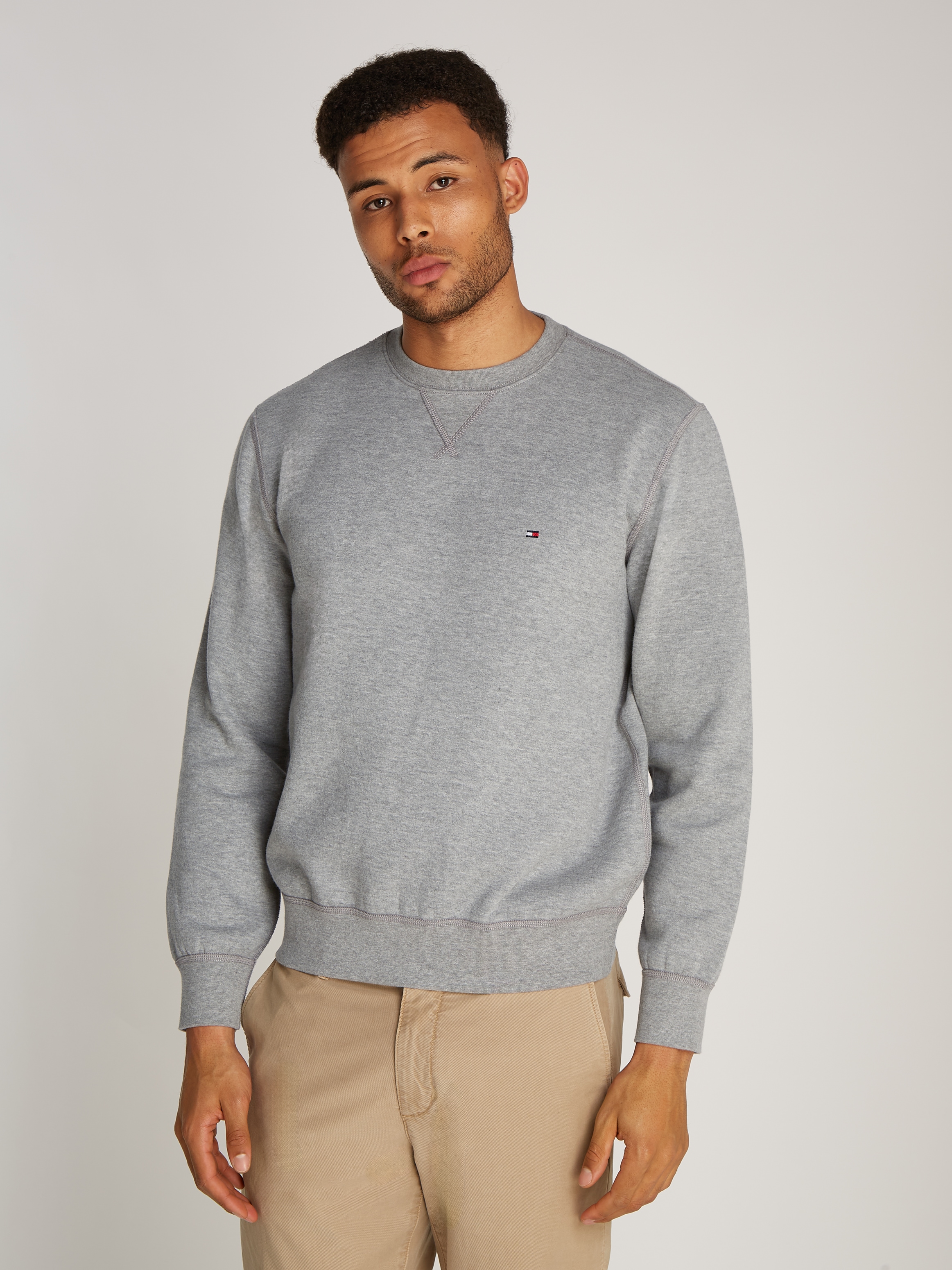 Image of Tommy Hilfiger Sweatshirt "ESSENTIAL FLEECE CREWNECK", mit Tommy Hilfiger Logostickerei, Regular Fit