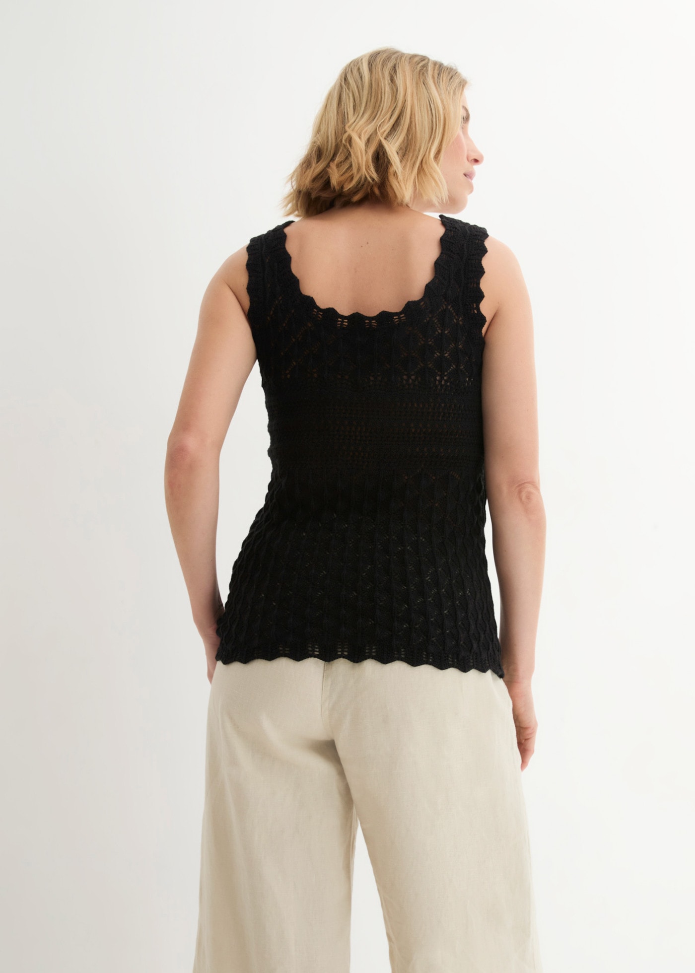bonprix Top en tricot aus Baumwollmix, figurumspielende Passform, ärmellos, ohne Kragen