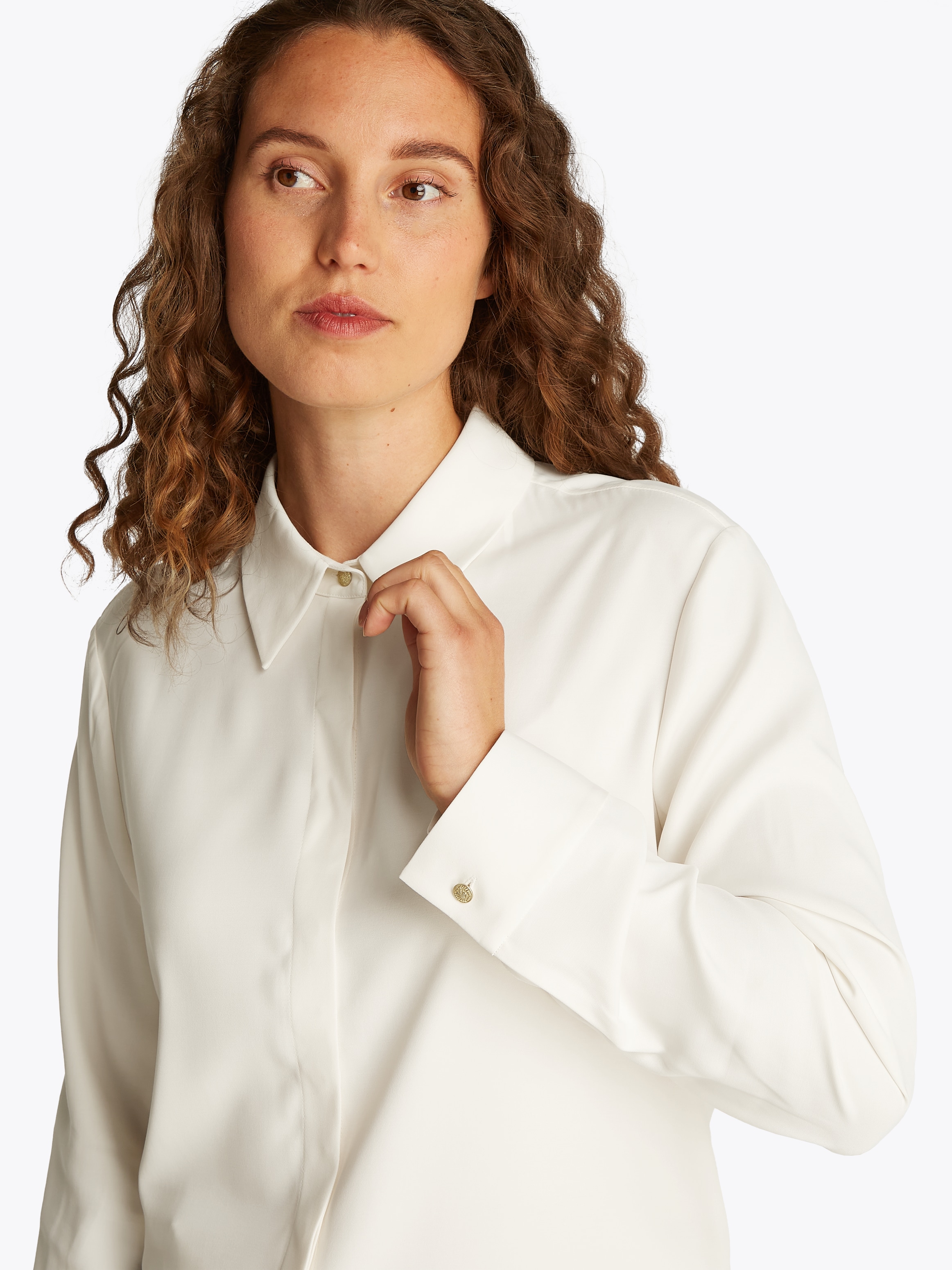 Tommy Hilfiger Hemdbluse »SOFT VISCOSE REGULAR LS SHIRT« in Unifarbe, mit Metalllabel