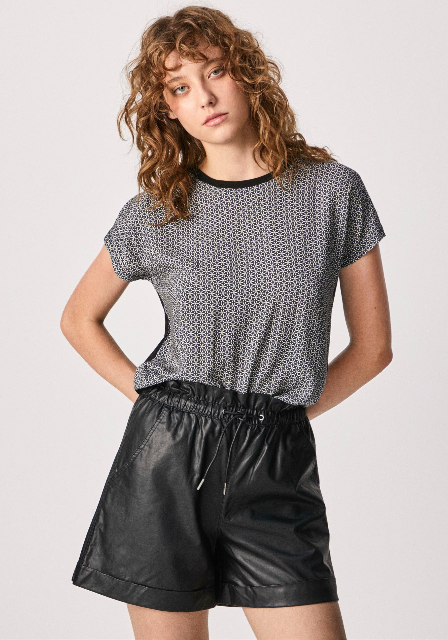 Image of Pepe Jeans Kurzarmshirt »AGATHA«, mit unifarbener Rückseitin lässigem Fit bei Ackermann Versand Schweiz