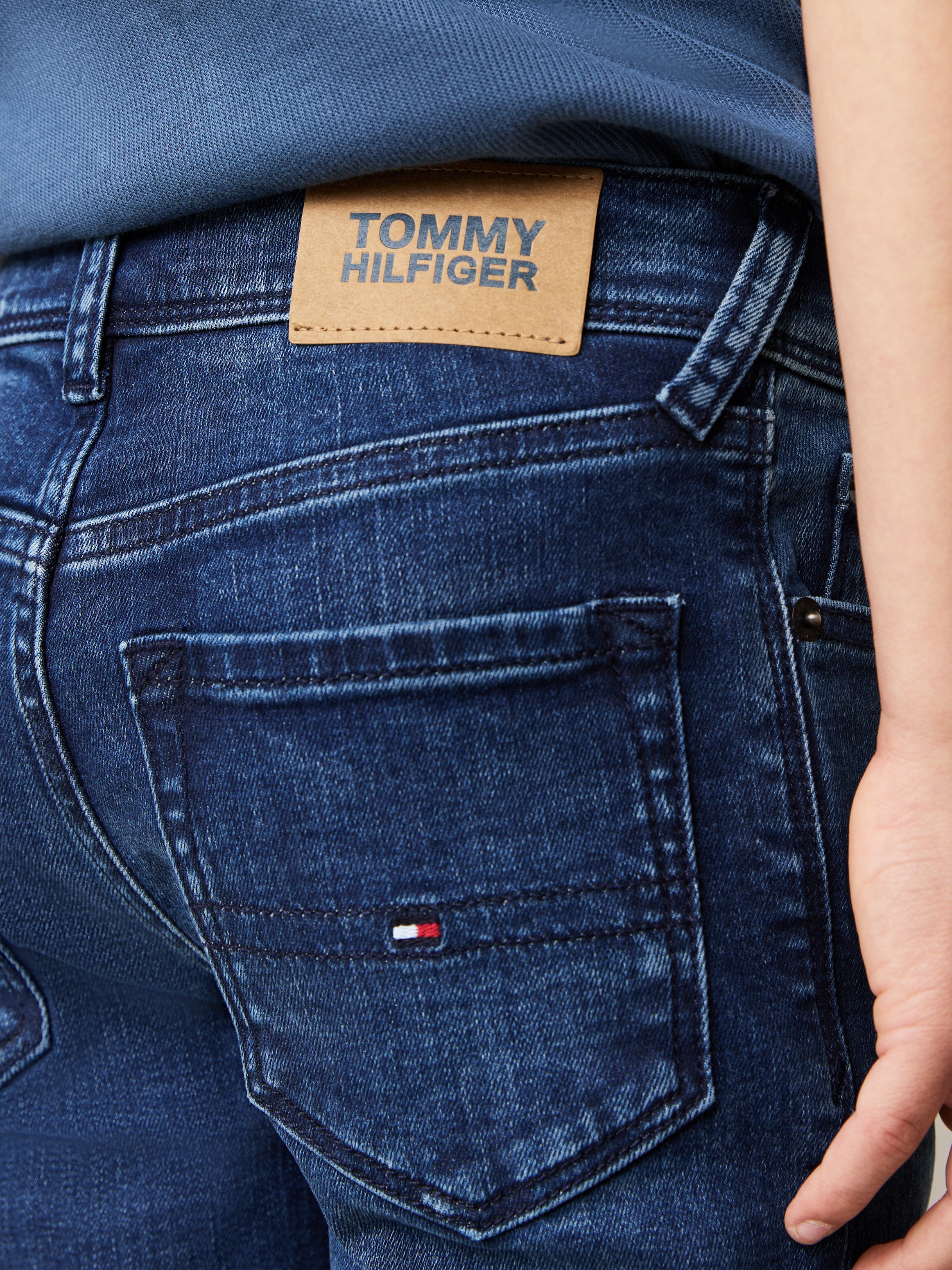 Tommy Hilfiger Skinny-fit-Jeans »SCANTON Y CORAL BLUE DENIM«, Kinder bis 16 Jahre mit Logostickerei