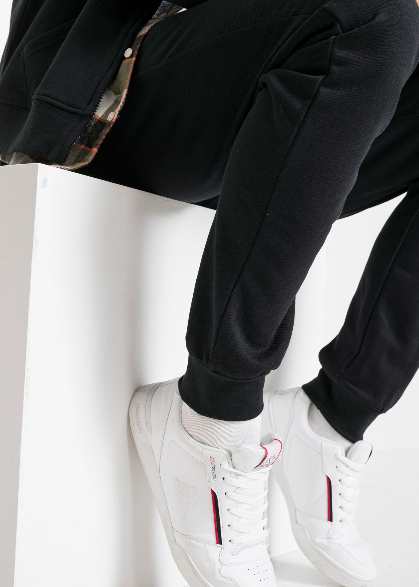 bonprix Pantalon de jogging  aus Baumwolle und Polyester, mit elastischen Bündchen am Saum