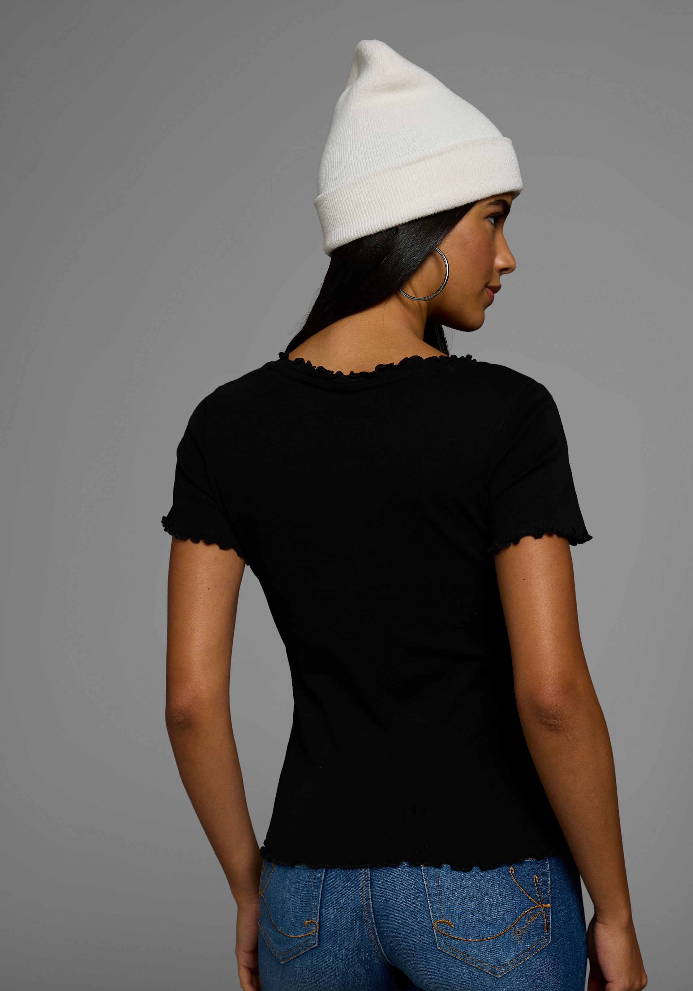 KangaROOS T-Shirt, mit Knopfleiste und verspieltem Rollsaum