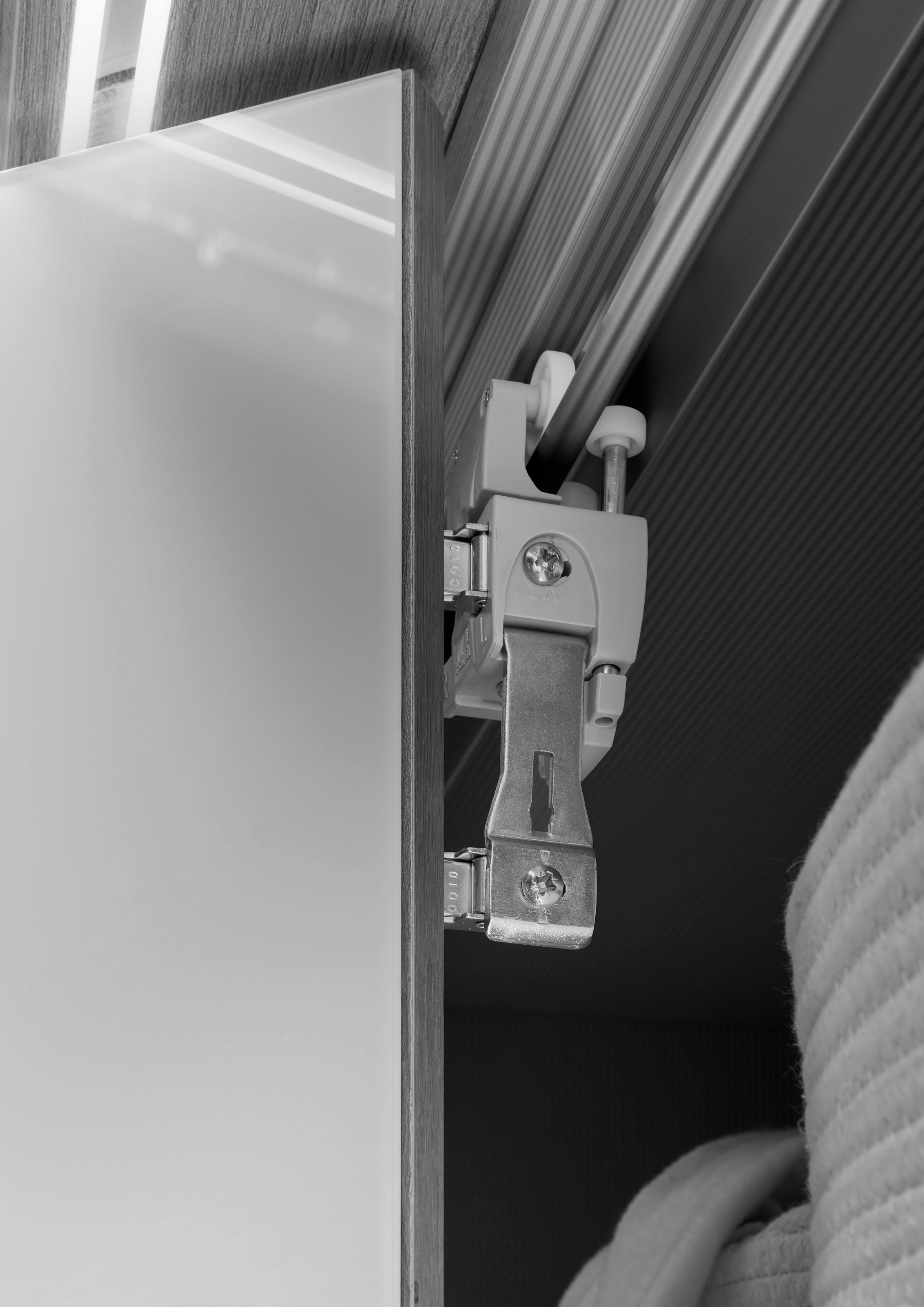 WIEMANN Armoire à portes pliantes »Monaco« avec façade en verre et ferrures de haute qualité