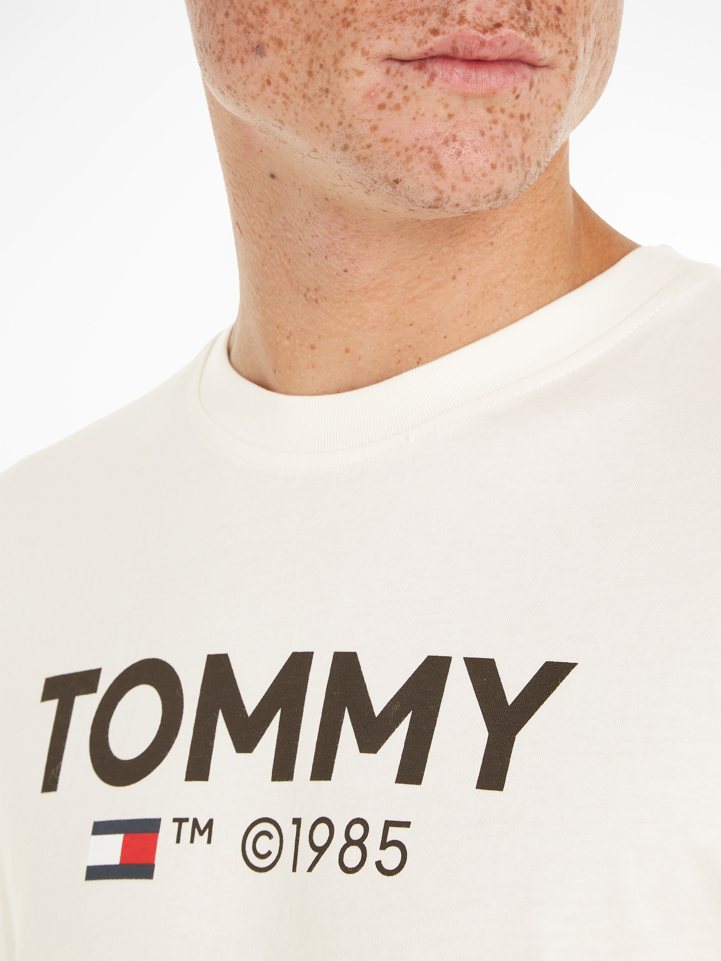 Tommy Jeans T-Shirt »TJM SLIM ESSENTIAL TOMMY TEE«, mit grossem Tommy Druck auf der Brust