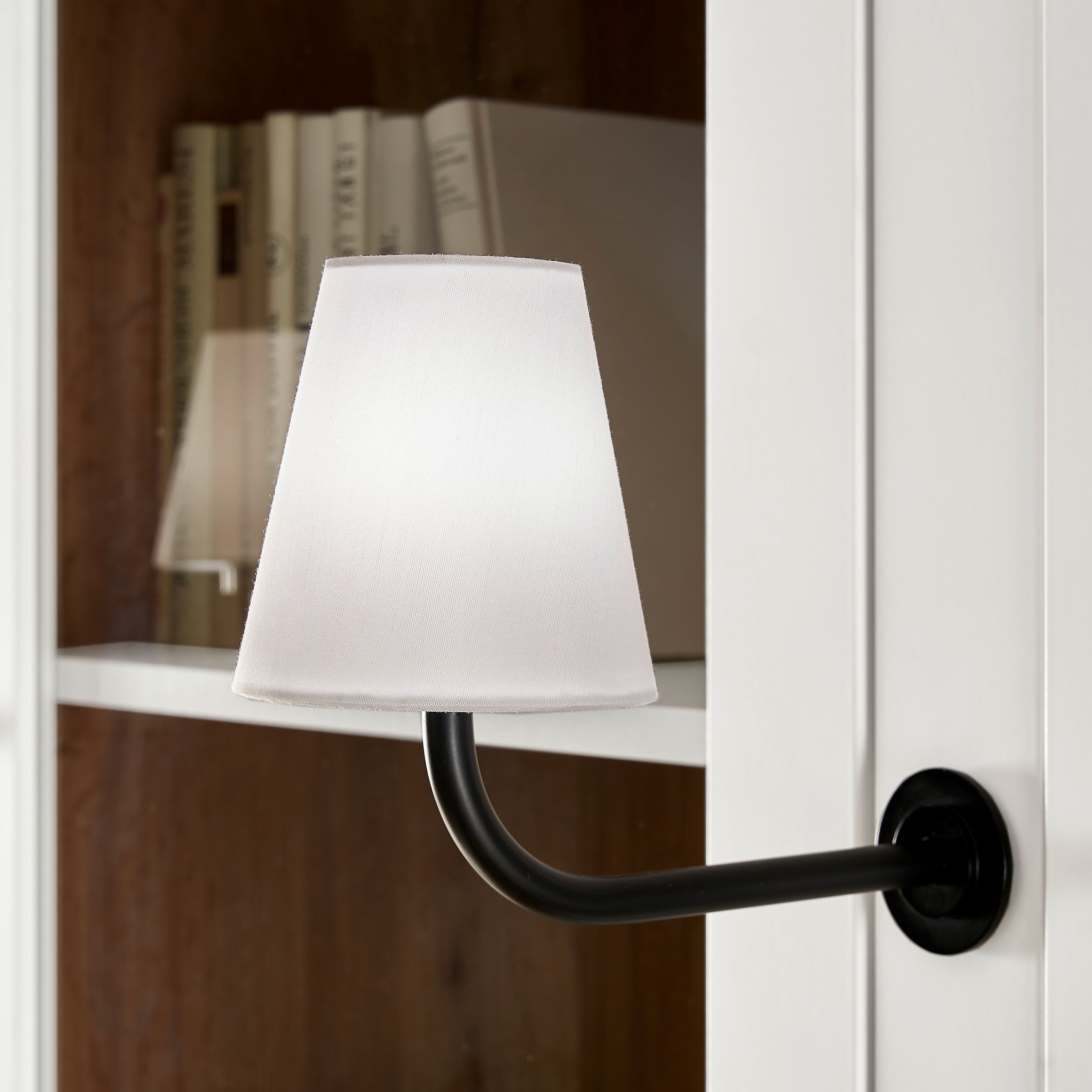 Home affaire Buffet »Bristol, Bücherschrank im Landhausstil, moderner Hochschrank« schwarze Metallgriffe, elegante Kranzoptik, mit Beleuchtung