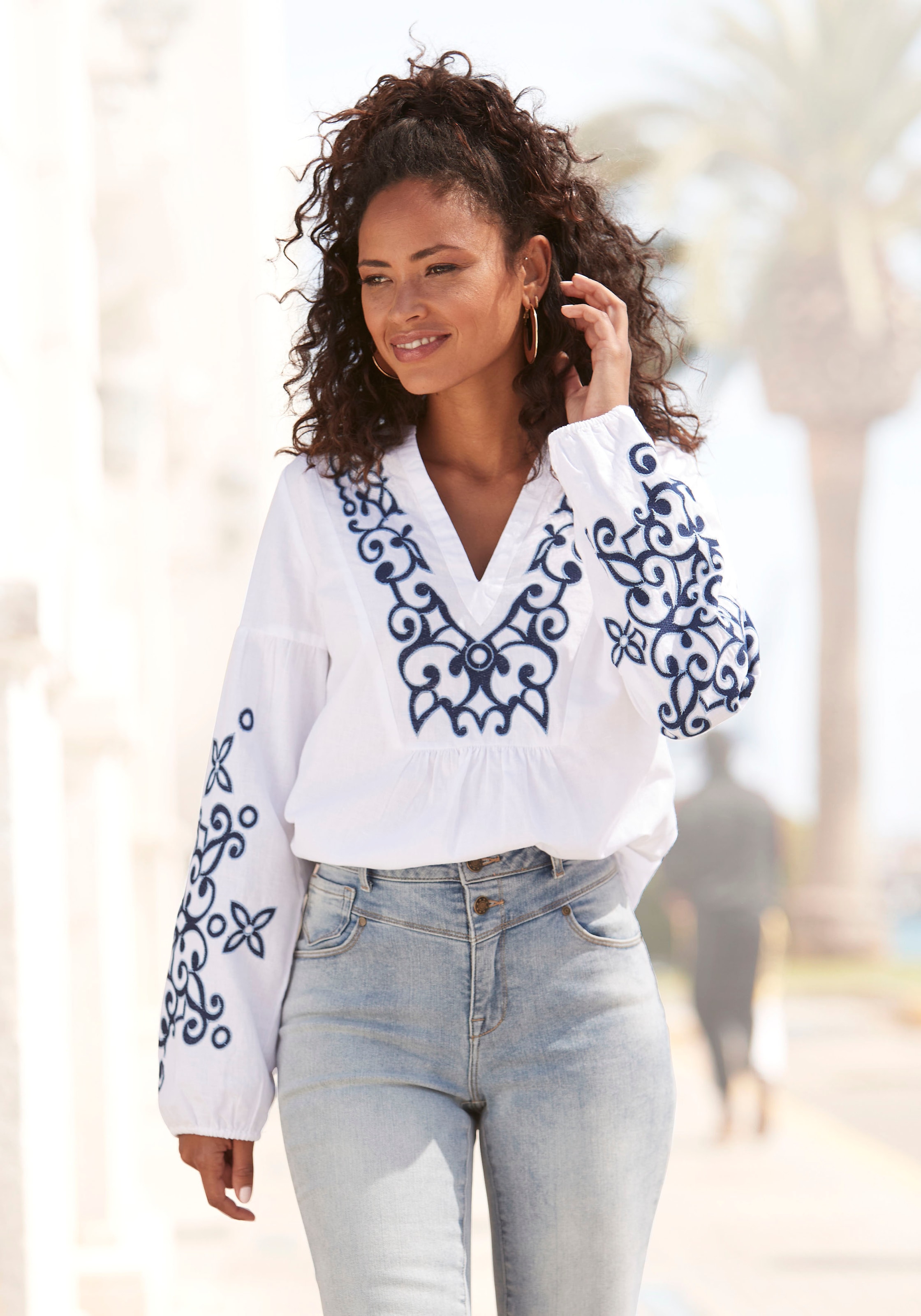 Image of LASCANA Langarmbluse "mit aufwendiger Stickerei" Damenbluse mit leichten Ballonärmeln, lockere Tunika, Boho-Bluse