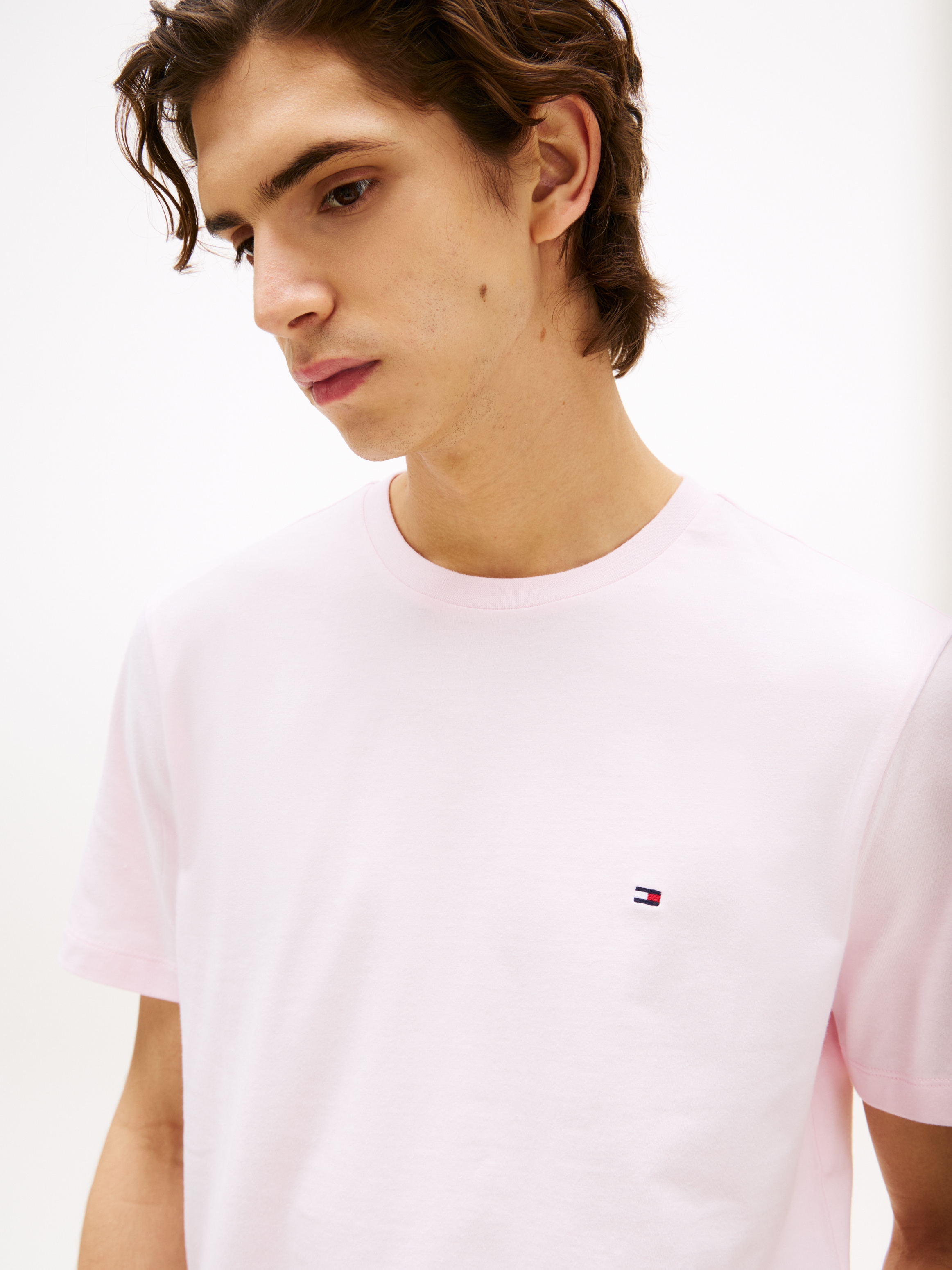 Tommy Hilfiger T-Shirt »ESSENTIAL REG FIT SOLID TEE mit Stickerei und Rundhals«, unifarben, casual, regular fit, Baumwolle, Rundhals