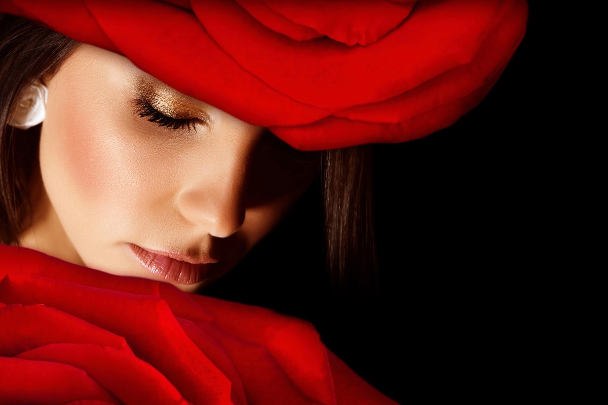 Image of Papermoon Fototapete "Frau mit Rosen"